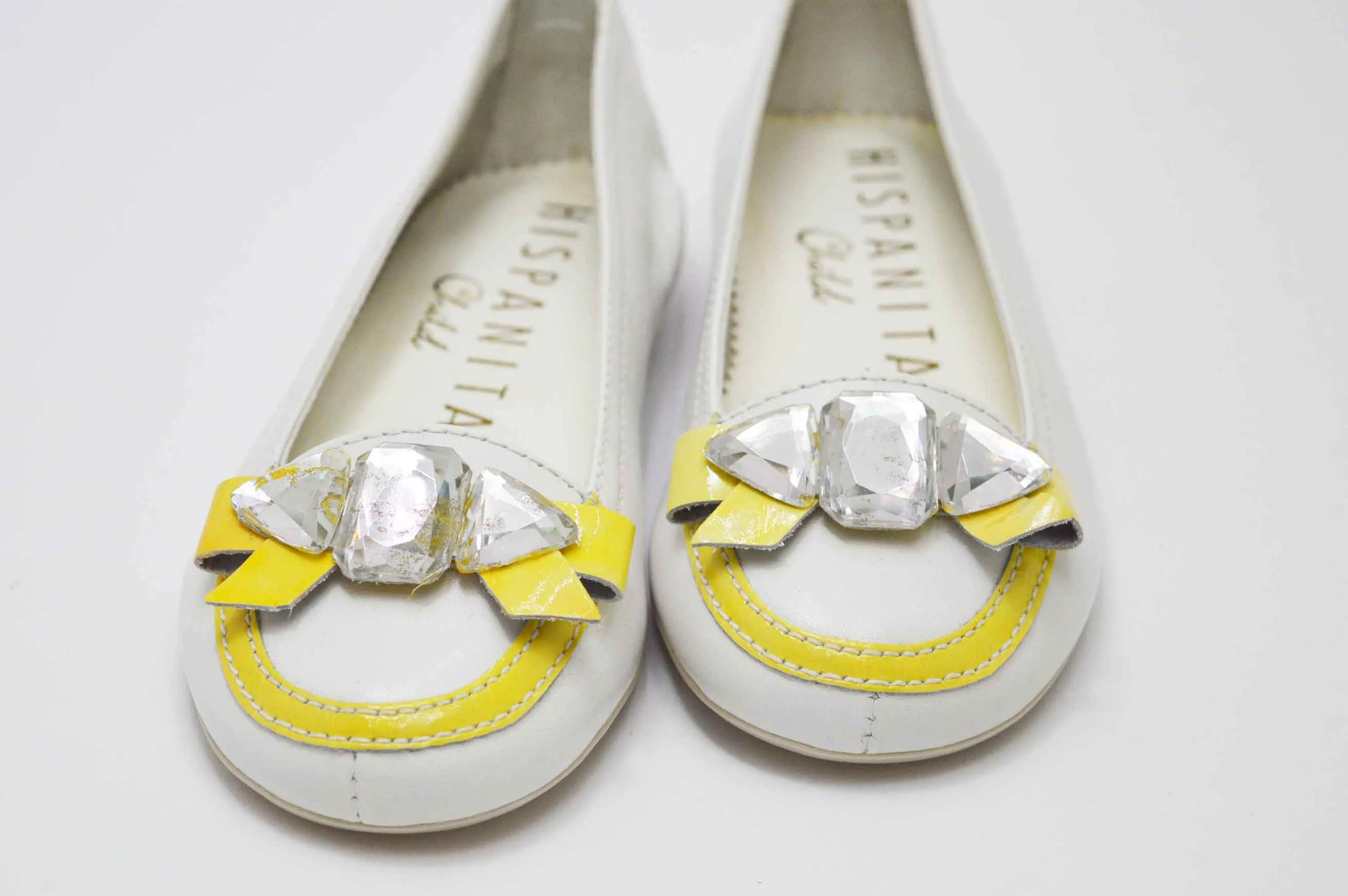 Bailarina con perlitas blanco y amarillo