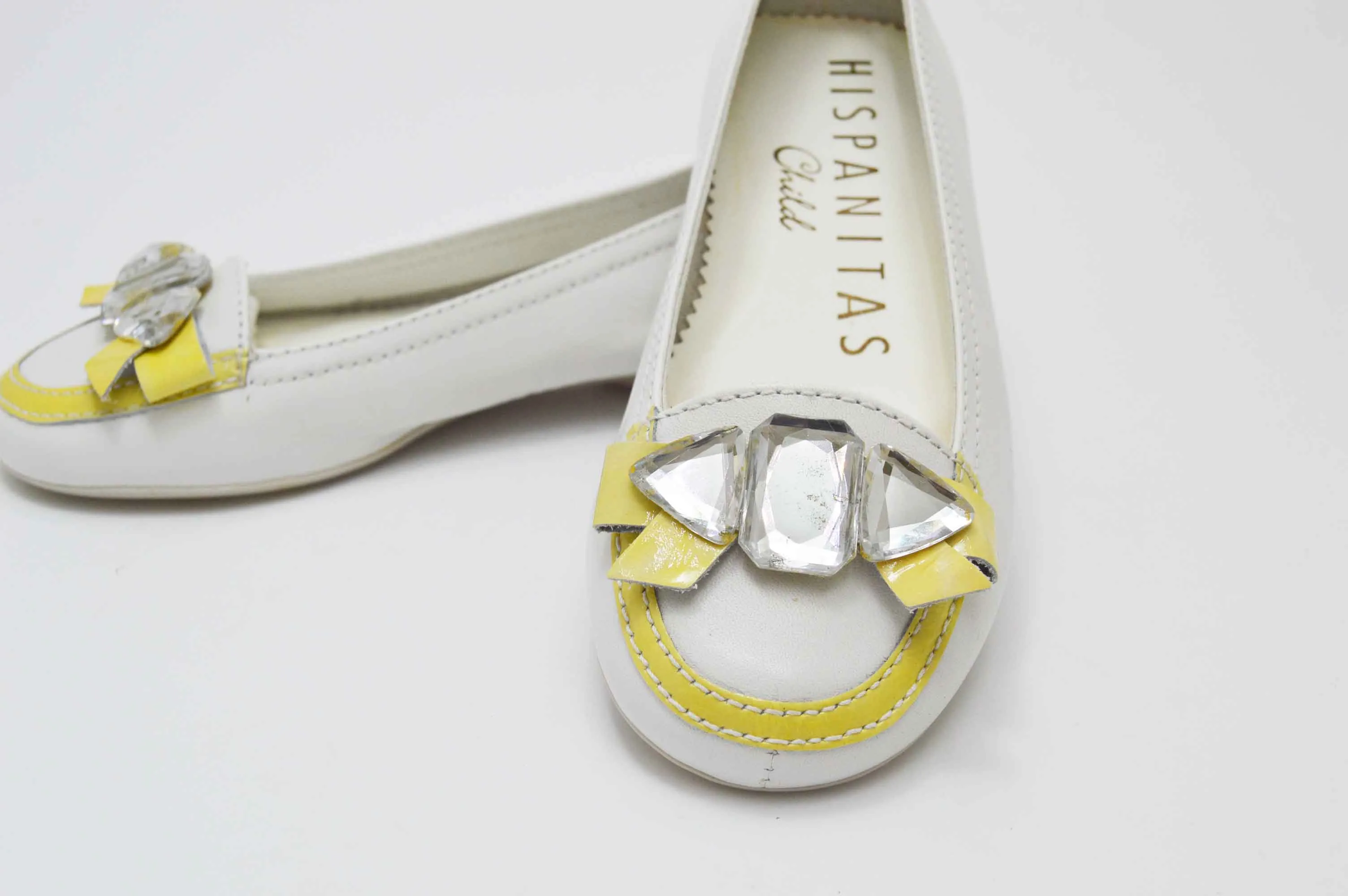 Bailarina con perlitas blanco y amarillo
