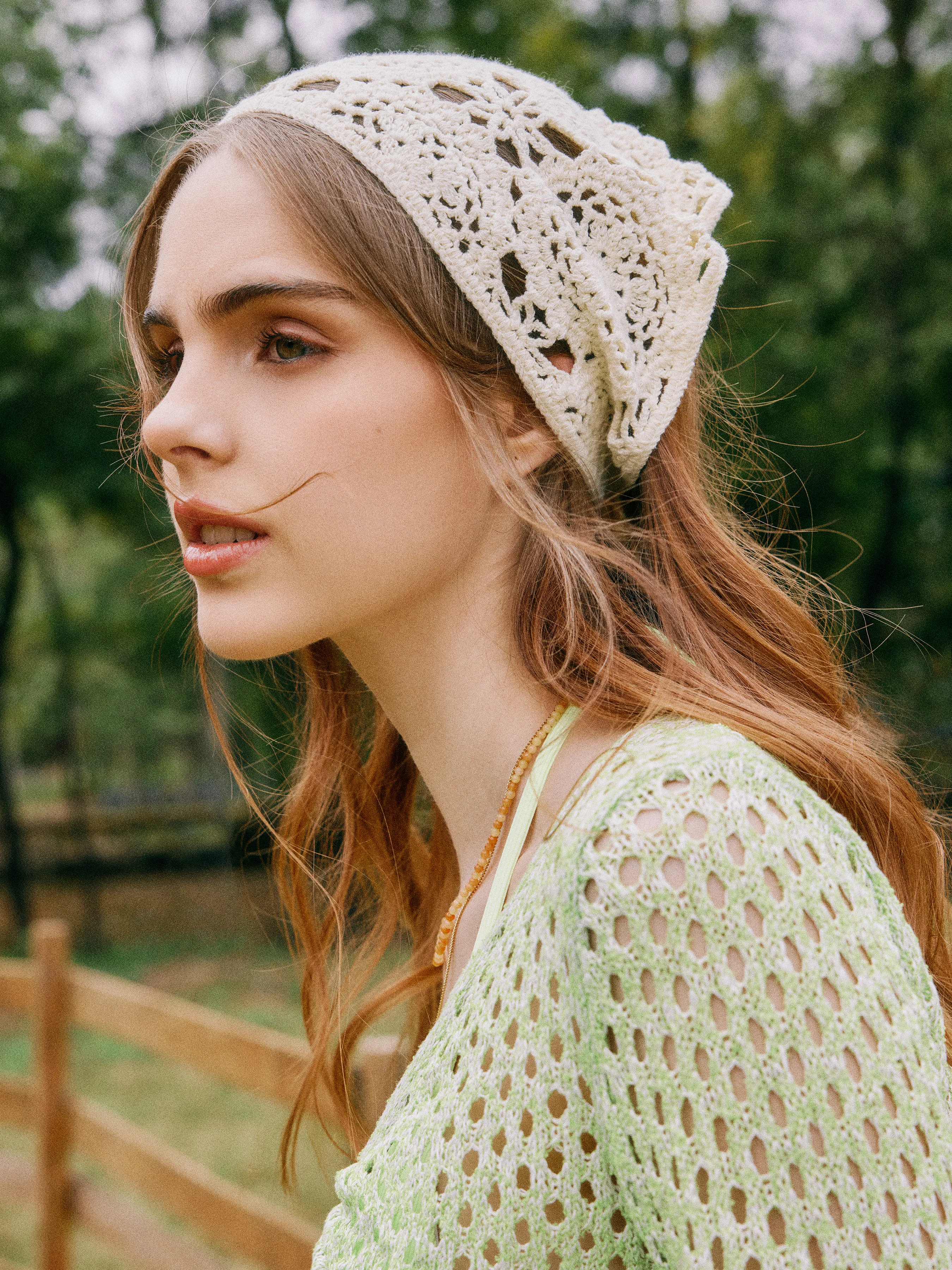  Banda de Pelo de Crochet con Flores Caladas
