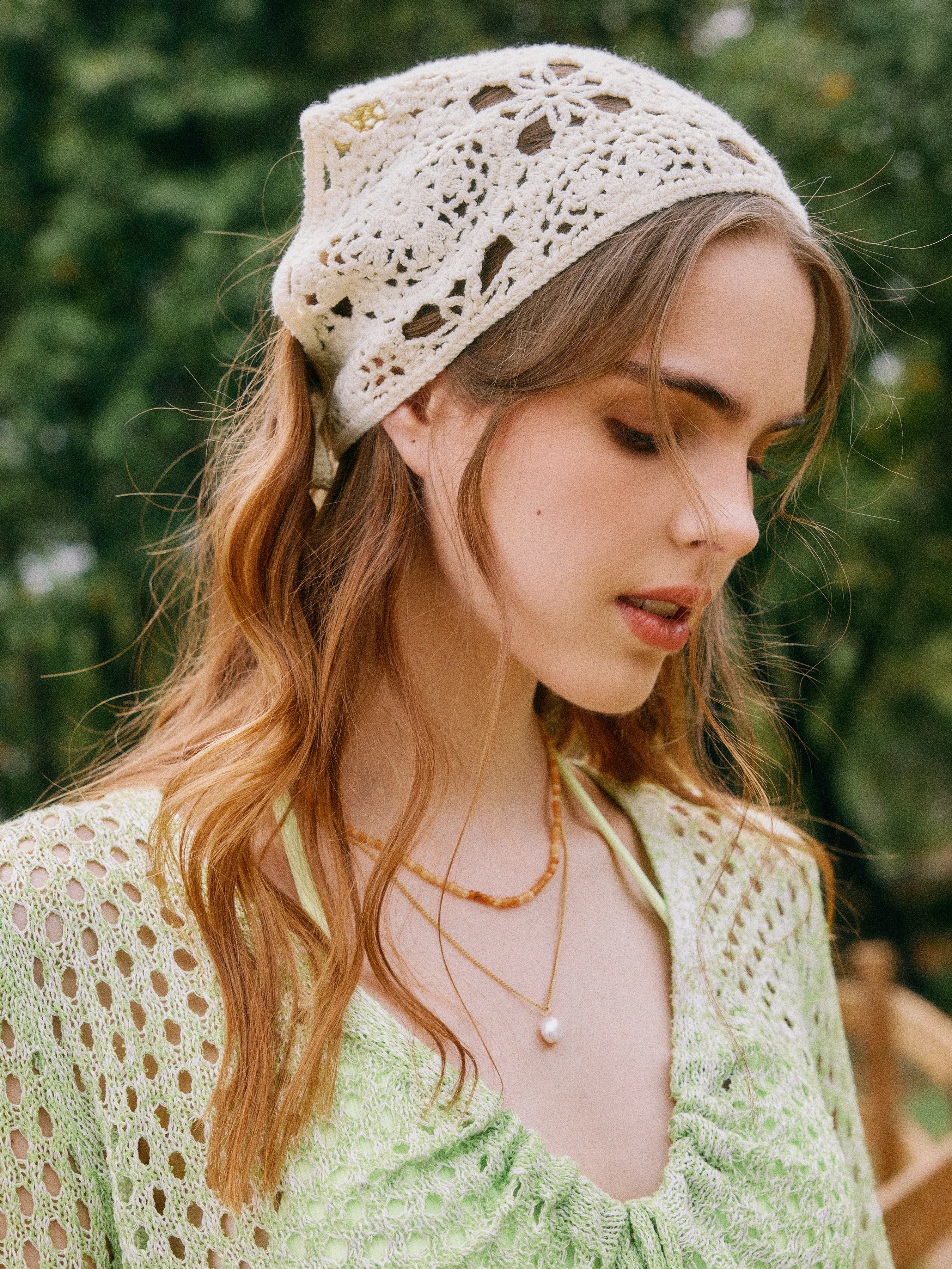  Banda de Pelo de Crochet con Flores Caladas