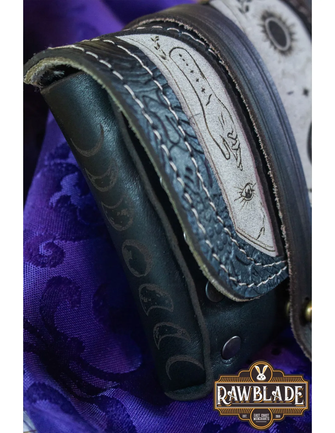 BOLSA Y BARAJA DEL TAROT DEL ENCANTAMIENTO  NEGRA