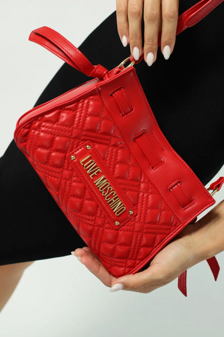 Bolso bandolera rojo acolchado con cadena y logo