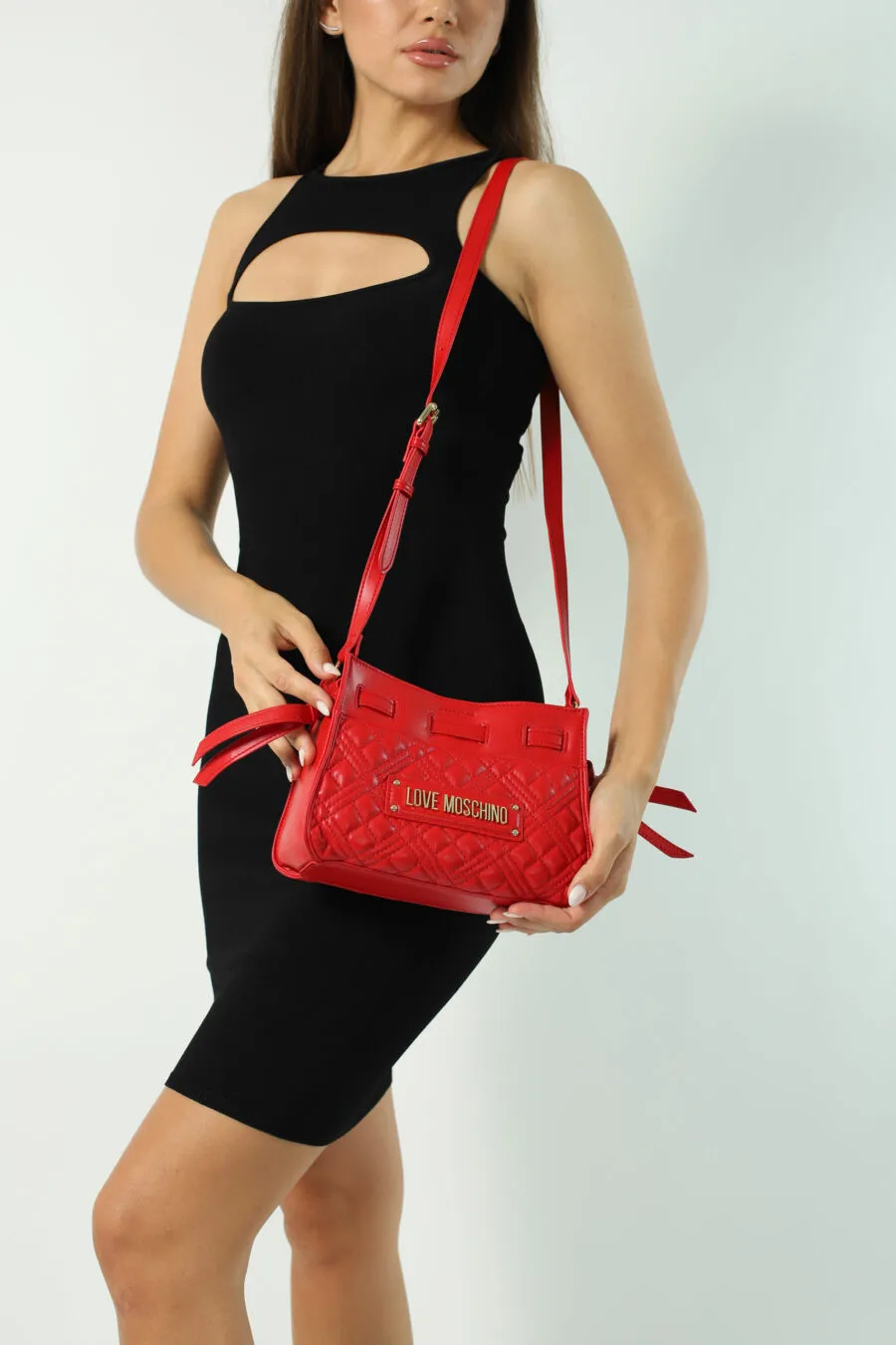 Bolso bandolera rojo acolchado con cadena y logo