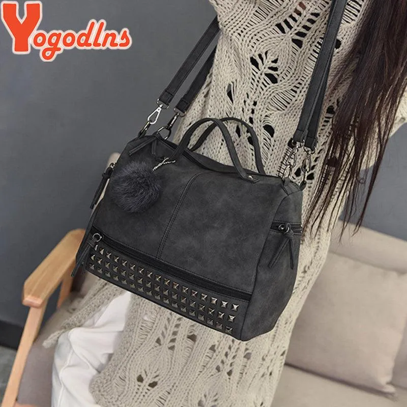Bolso de cuero con remaches vintage