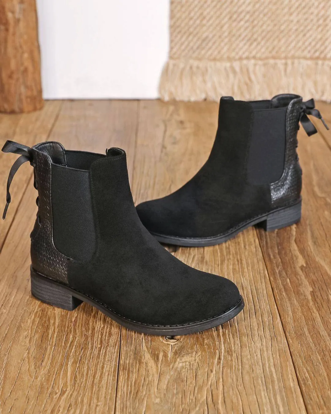 BOTINES DE MUJER ESTILO CHELSEA EN COLOR NEGRO CON LAZO  LOUANE