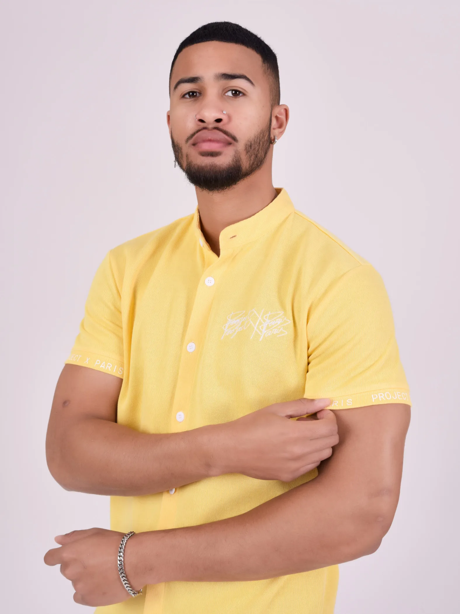 Camisa con cuello de malla