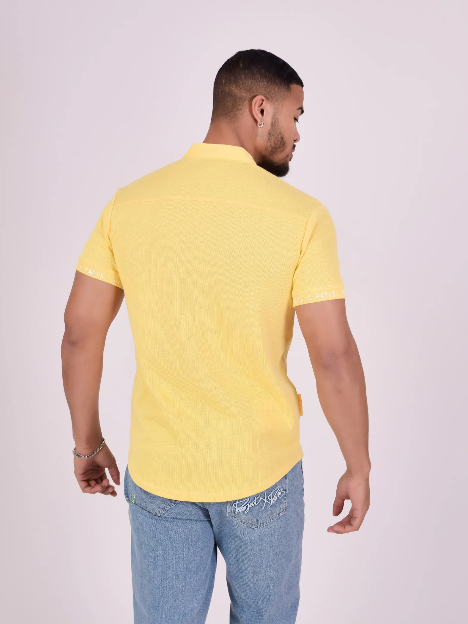 Camisa con cuello de malla