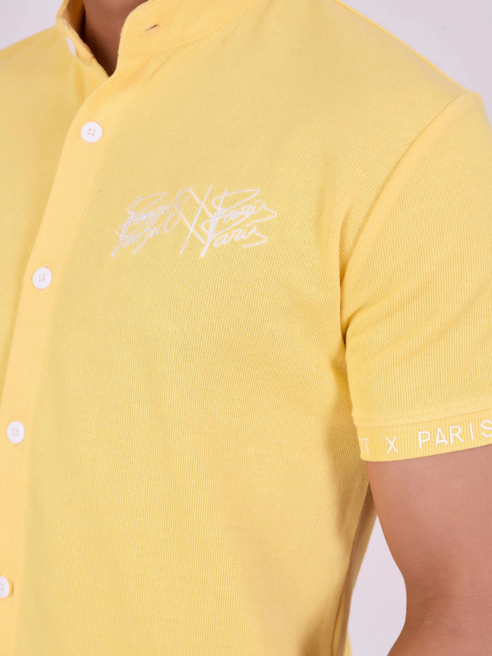 Camisa con cuello de malla