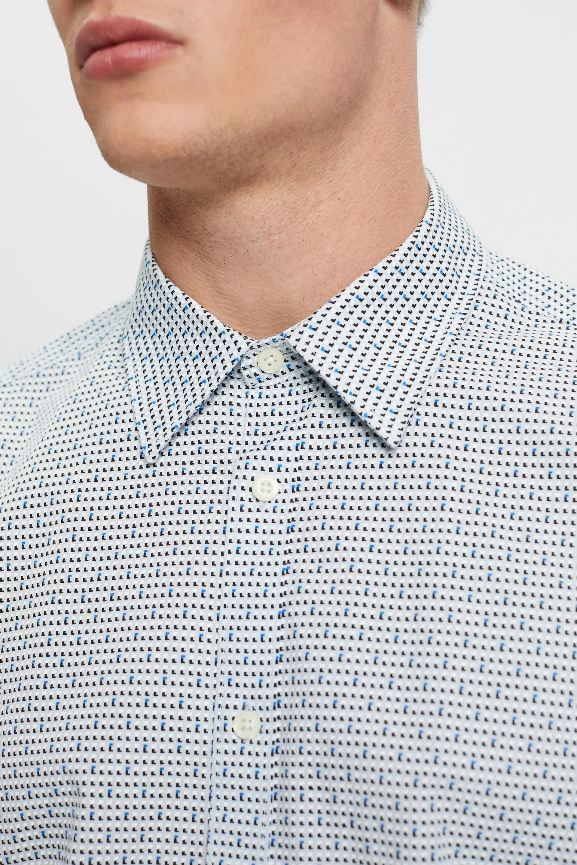 Camisa de corte ceñido con estampado allover