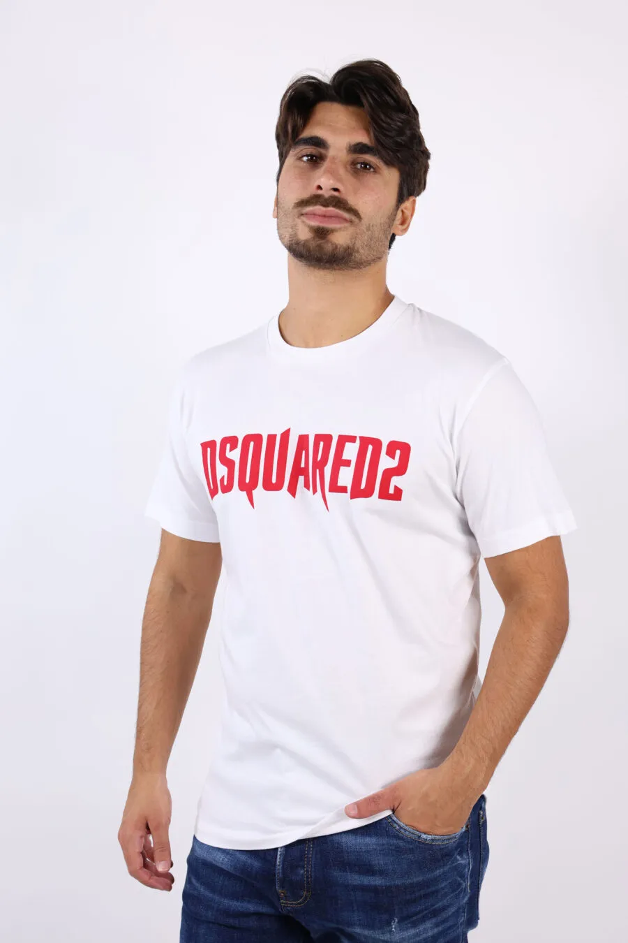 Camiseta blanca con maxilogo rojo gráfico