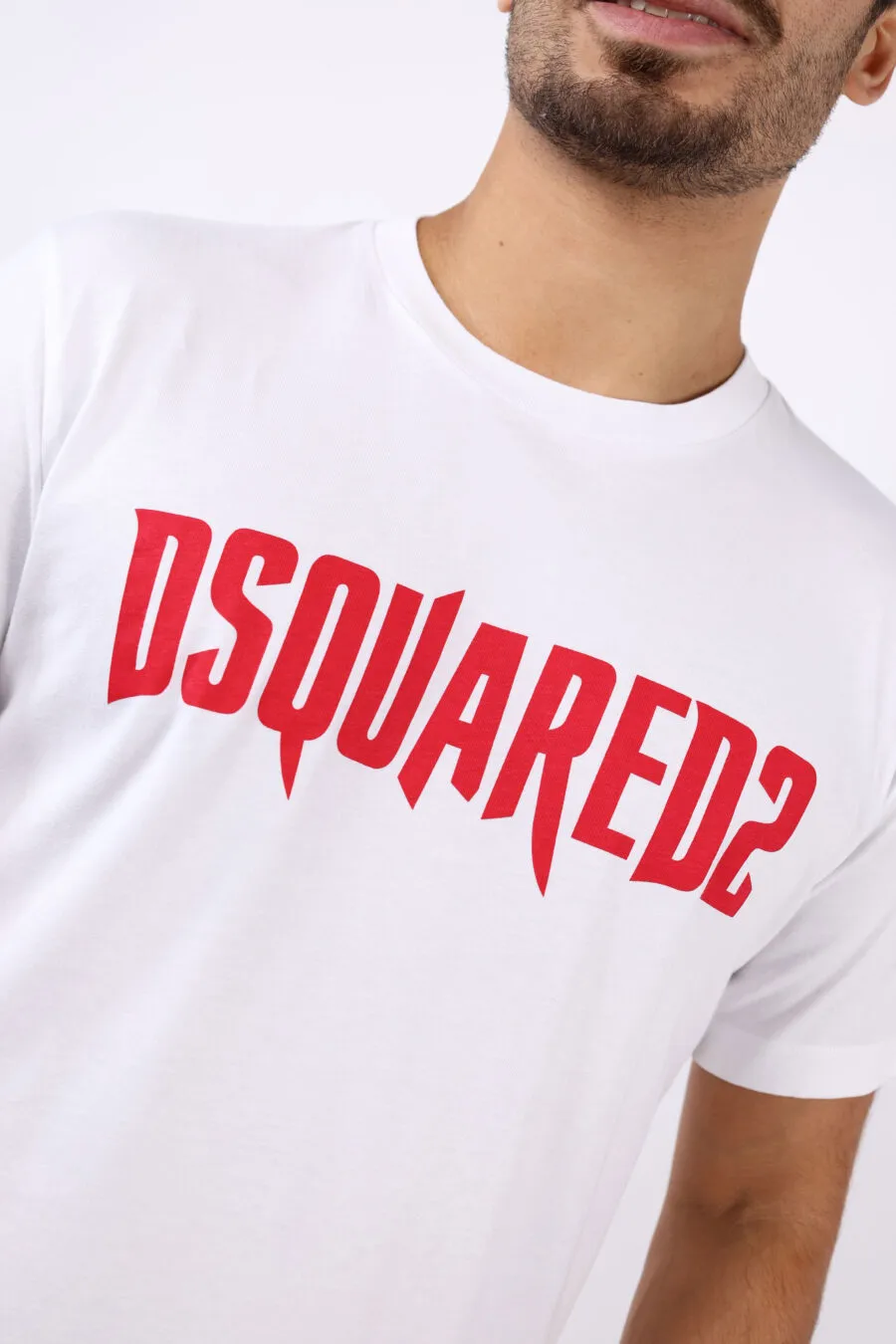 Camiseta blanca con maxilogo rojo gráfico