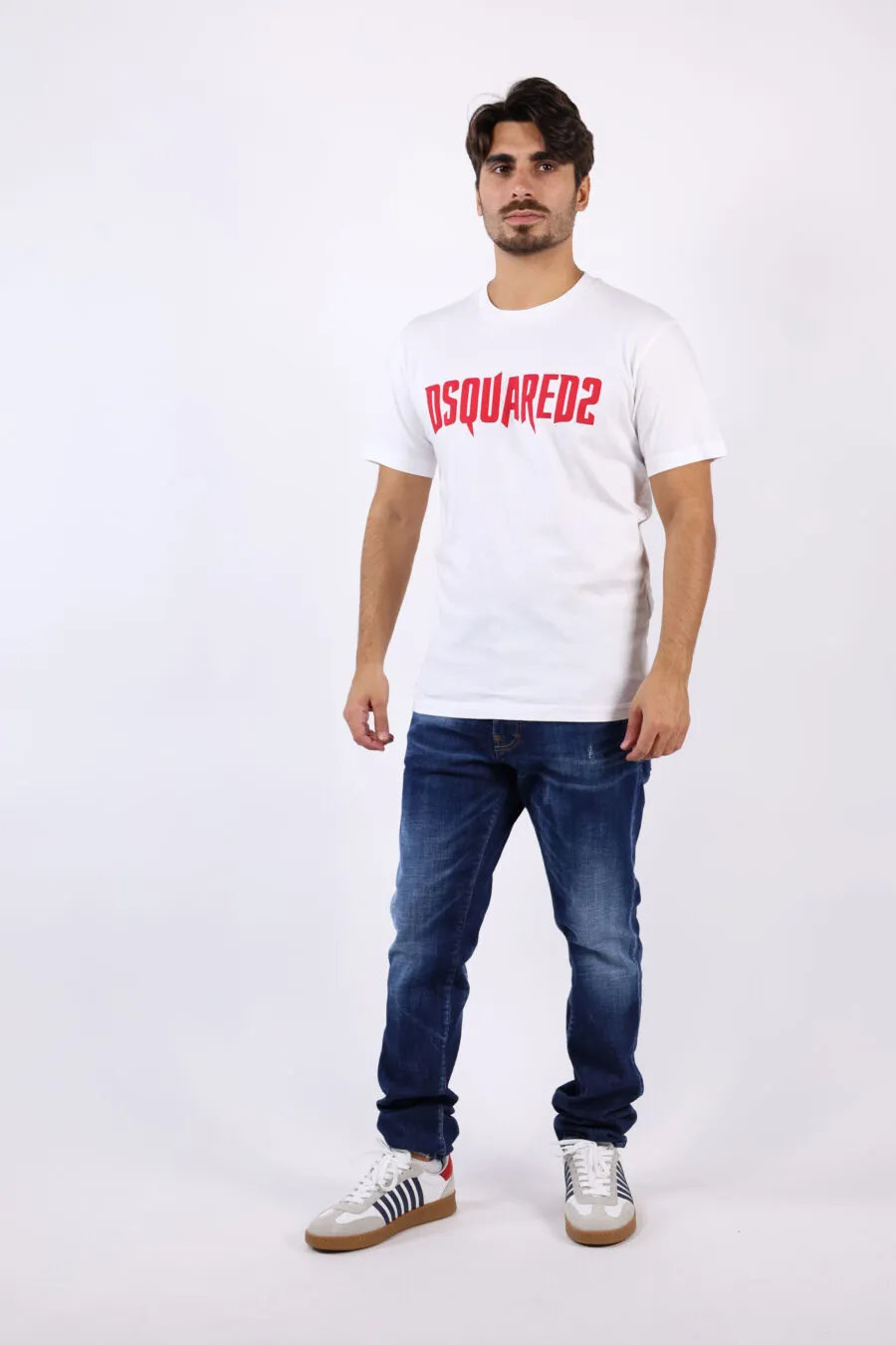 Camiseta blanca con maxilogo rojo gráfico