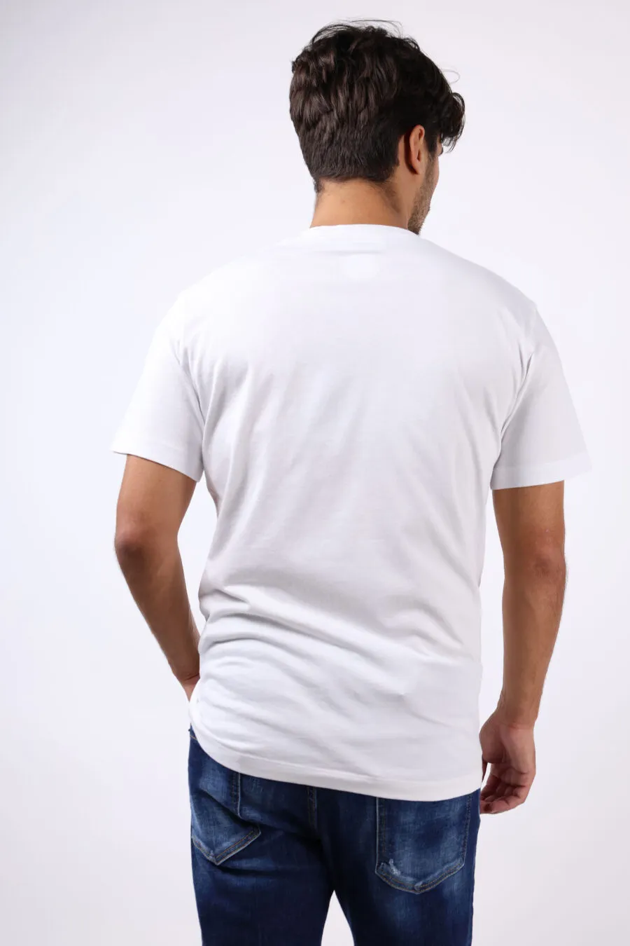 Camiseta blanca con maxilogo rojo gráfico