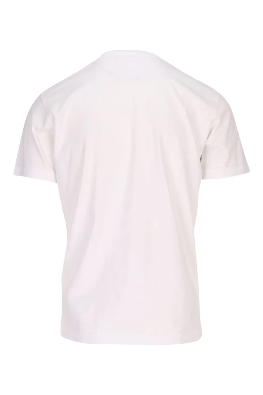 Camiseta blanca con maxilogo rojo gráfico
