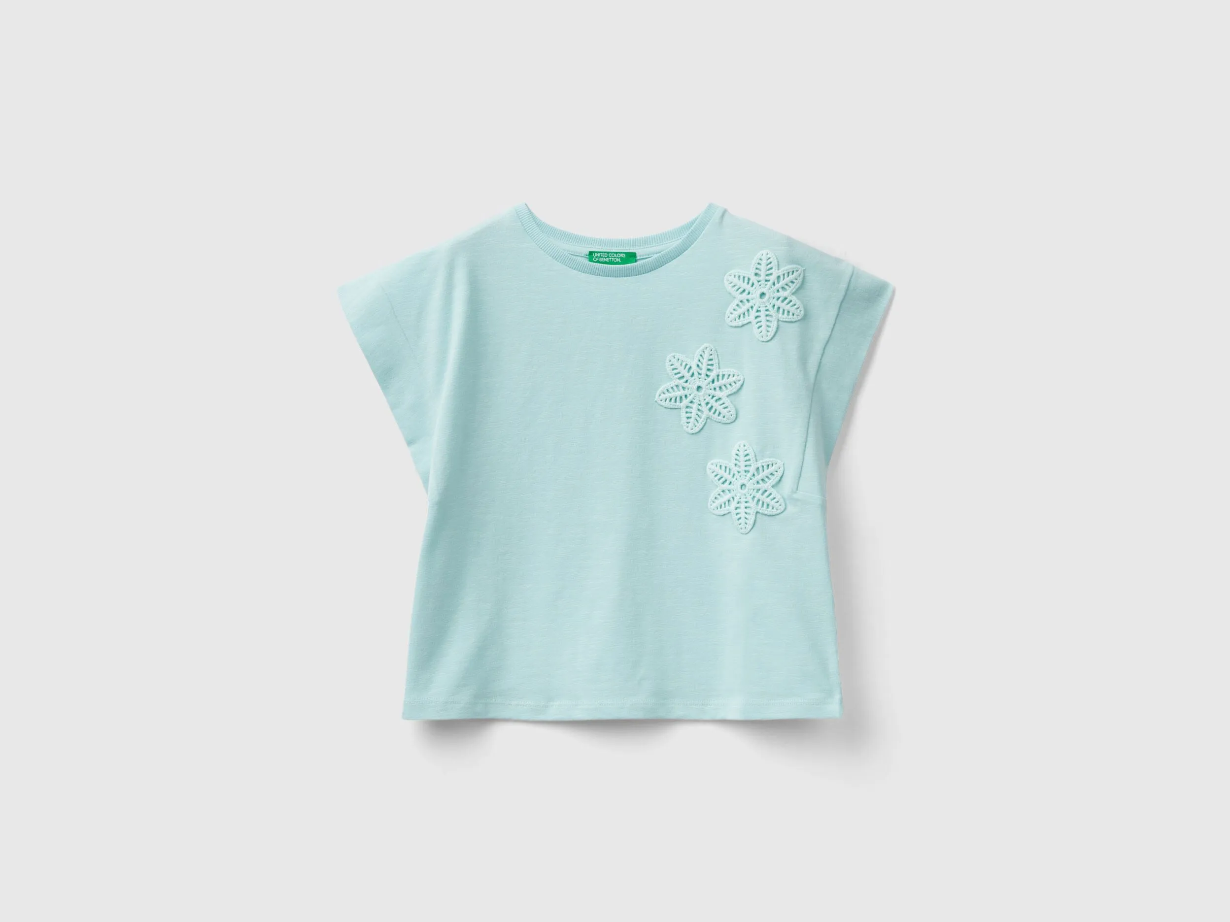 Camiseta con parche de macramé