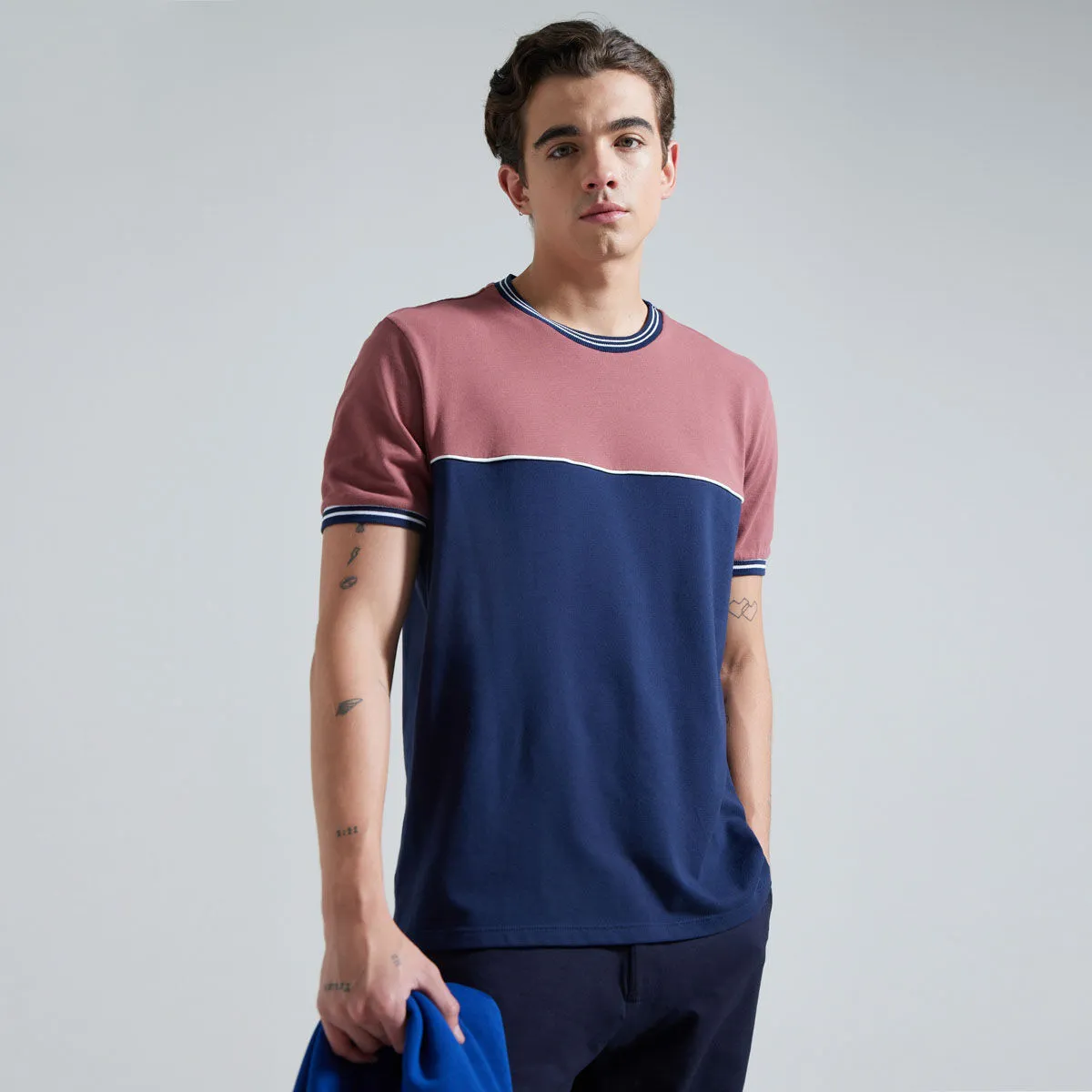 Camiseta Cuello Redondo Con Cortes