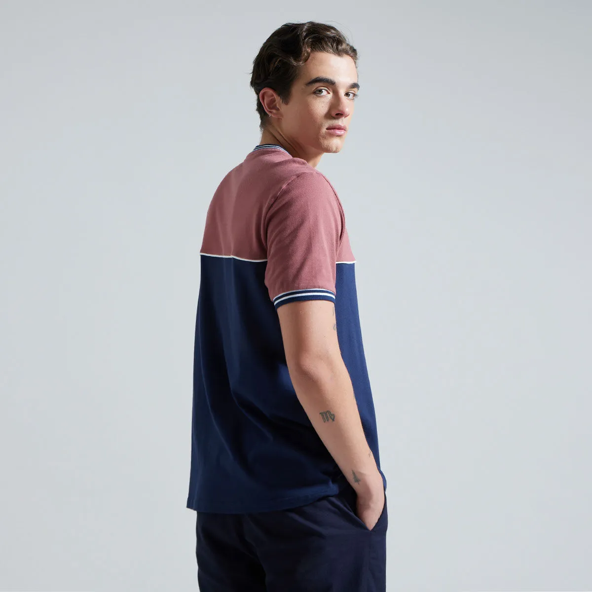 Camiseta Cuello Redondo Con Cortes