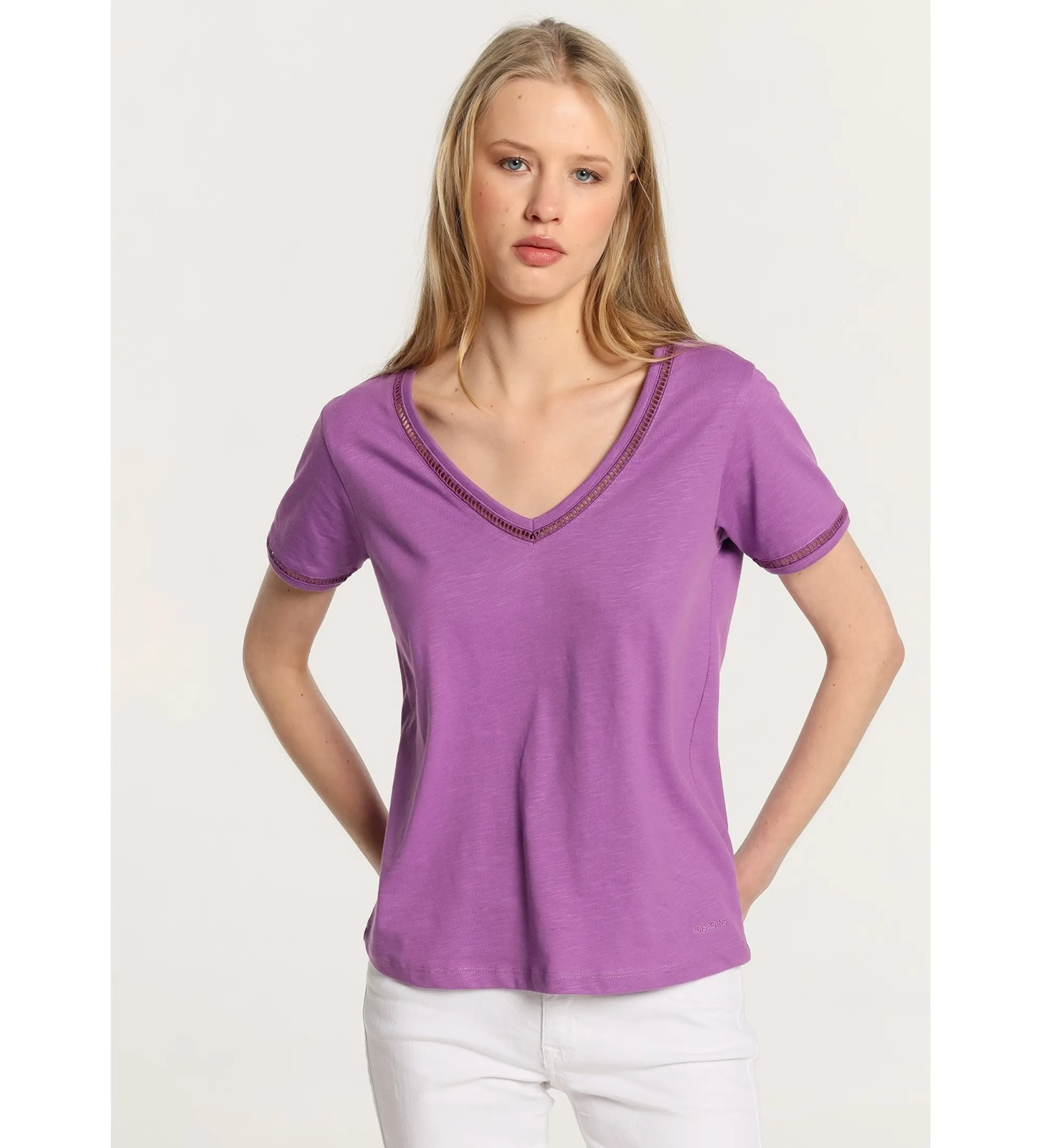 Camiseta de manga corta  basica cuello pico con detalle troquelado morado