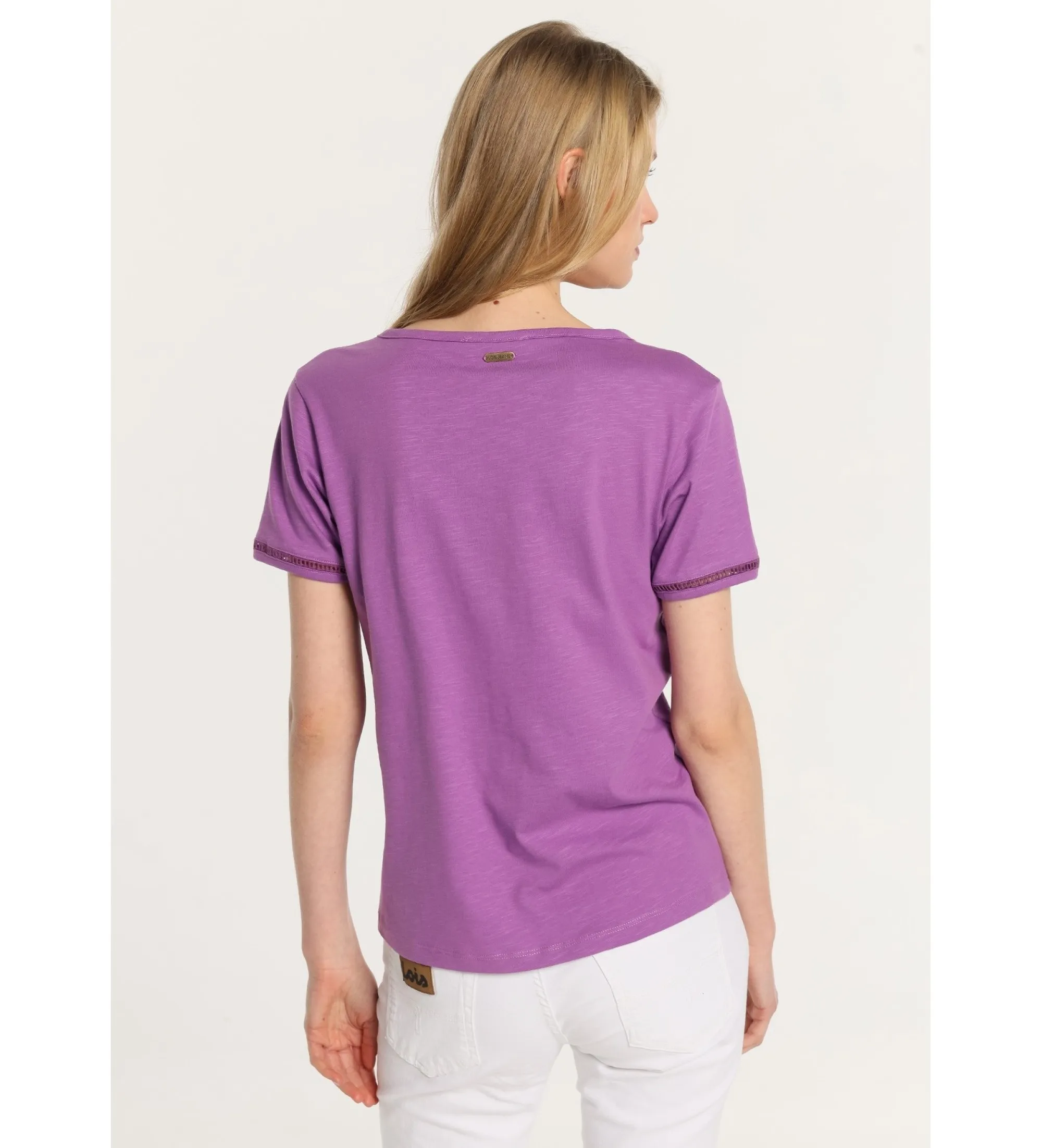 Camiseta de manga corta  basica cuello pico con detalle troquelado morado