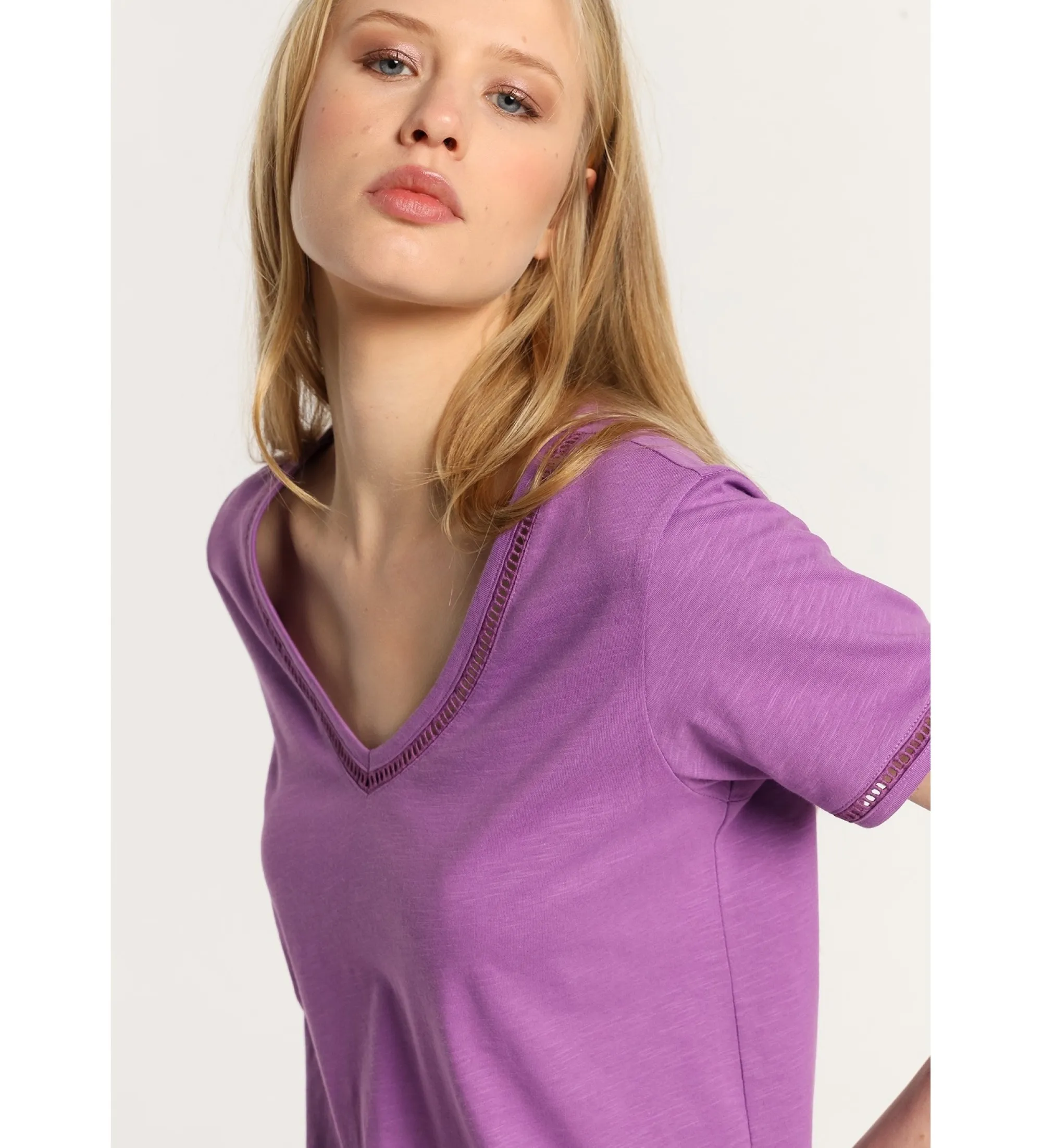 Camiseta de manga corta  basica cuello pico con detalle troquelado morado