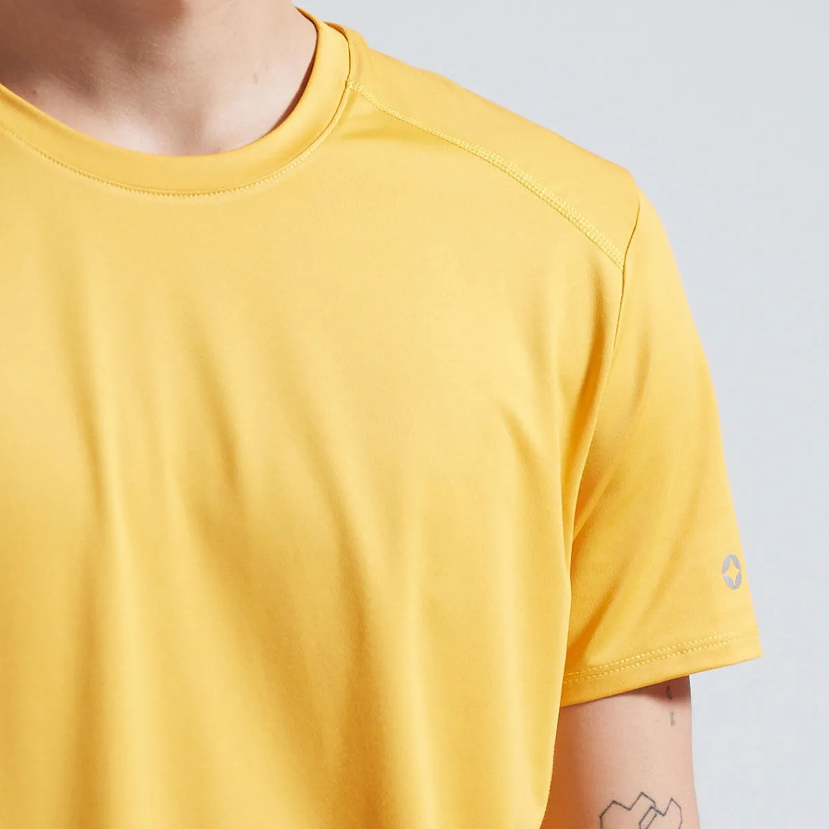 Camiseta Deportiva Con Cortes