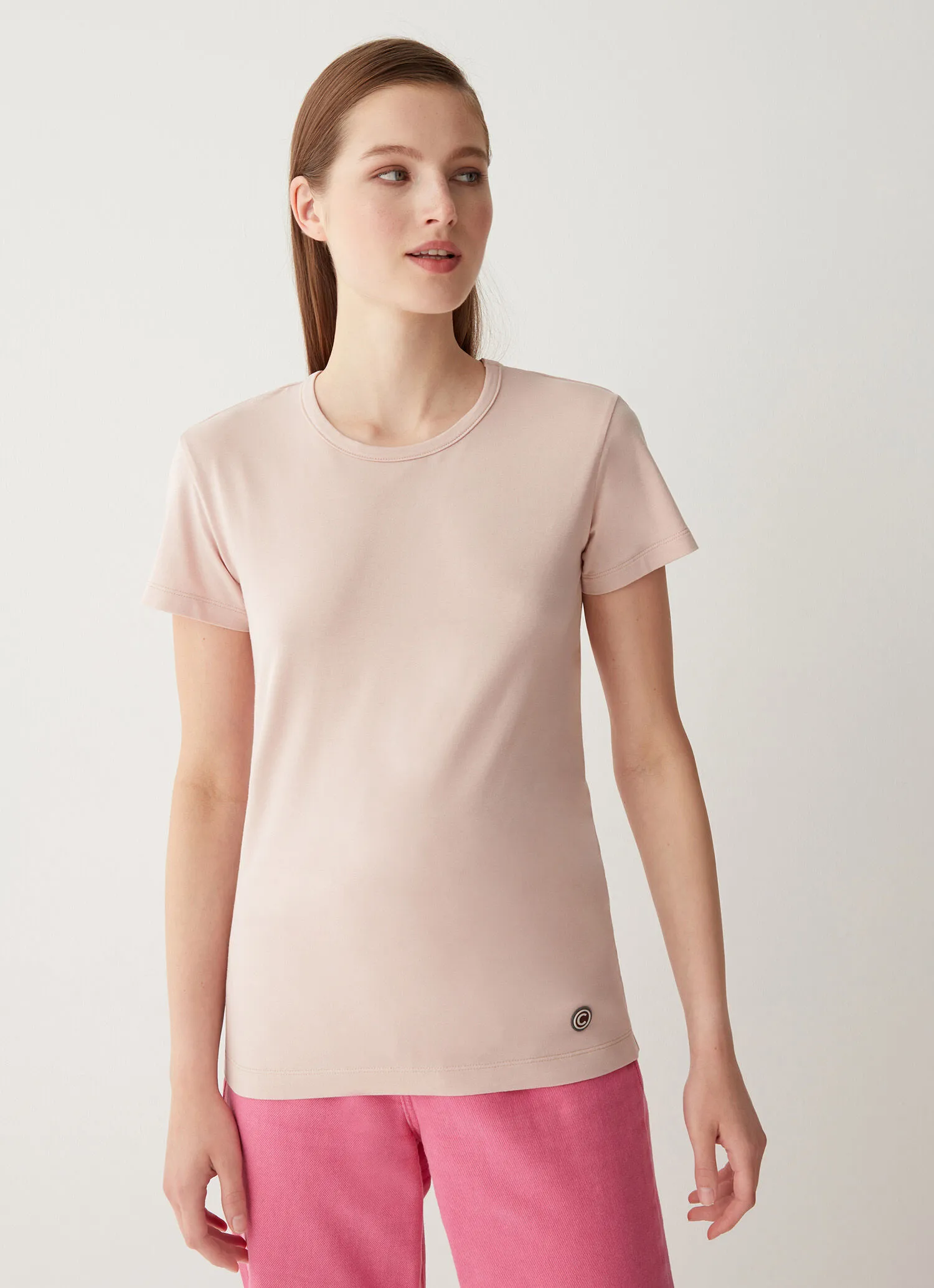 Camiseta elástica con cuello de pico en la espalda