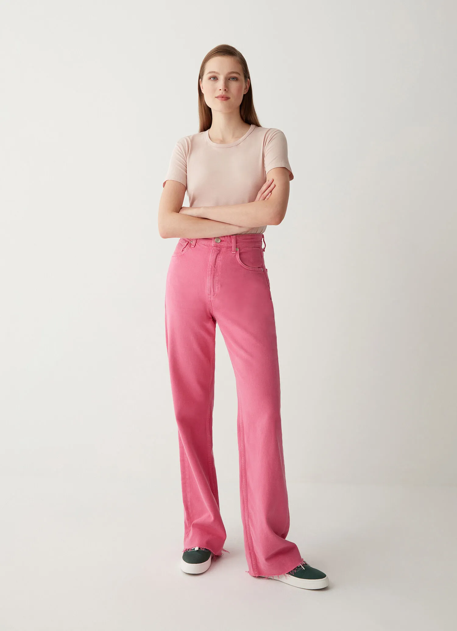 Camiseta elástica con cuello de pico en la espalda