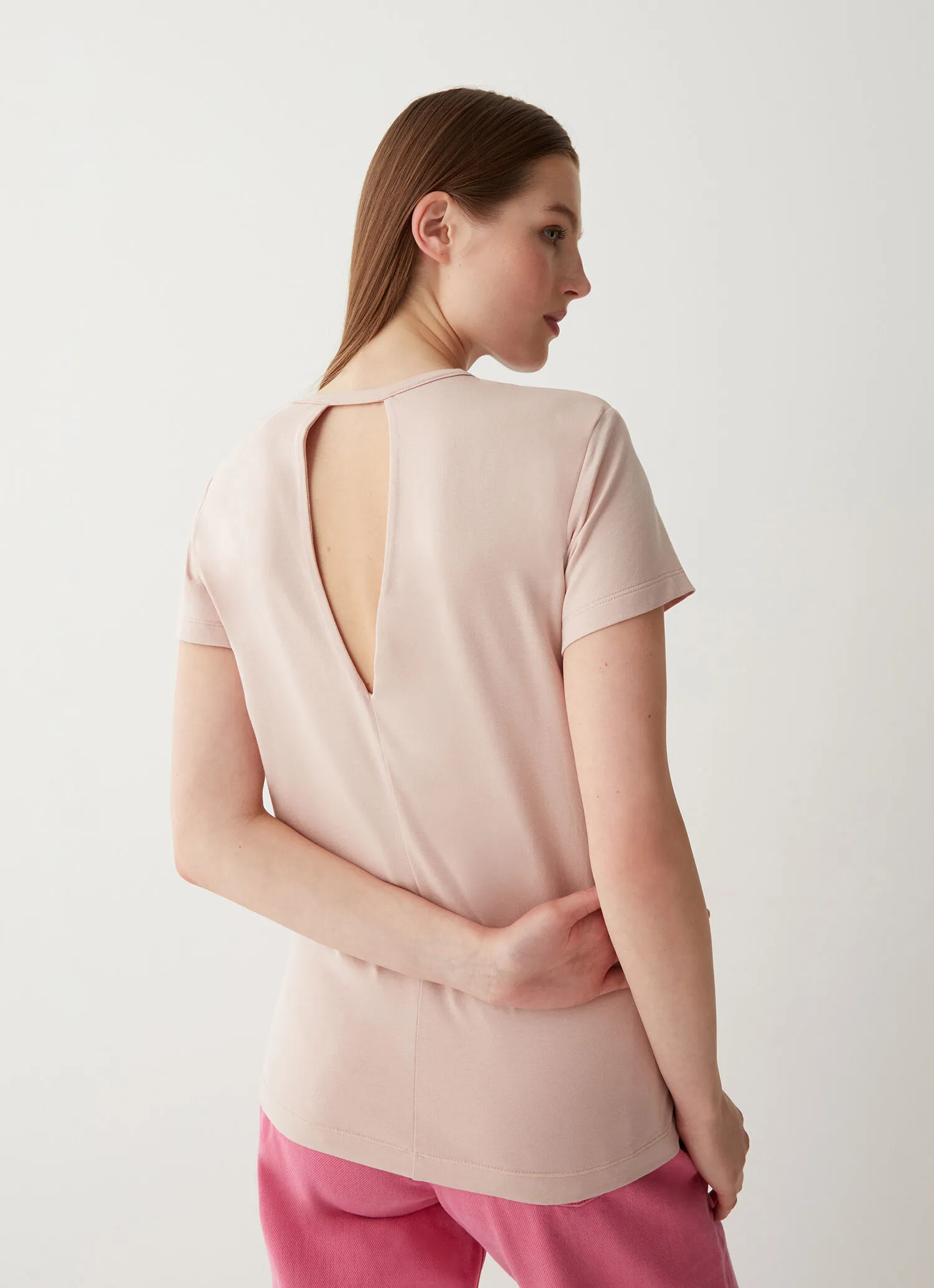 Camiseta elástica con cuello de pico en la espalda