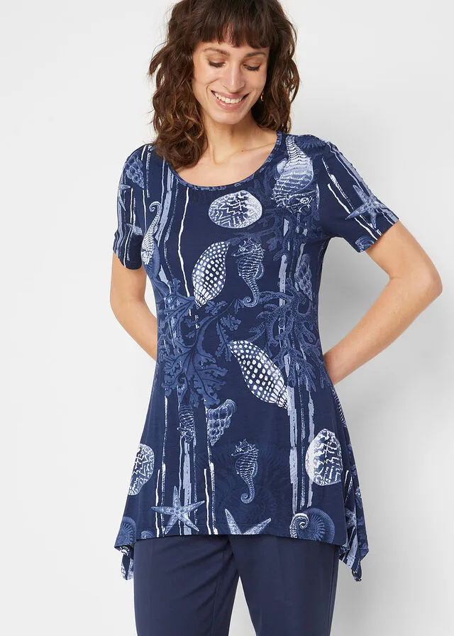 CAMISETA LARGA CON BAJO IRREGULAR AZUL MARINOBLANCO ESTAMPADO
