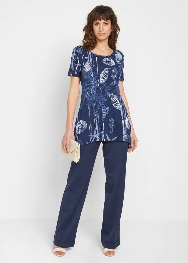 CAMISETA LARGA CON BAJO IRREGULAR AZUL MARINOBLANCO ESTAMPADO