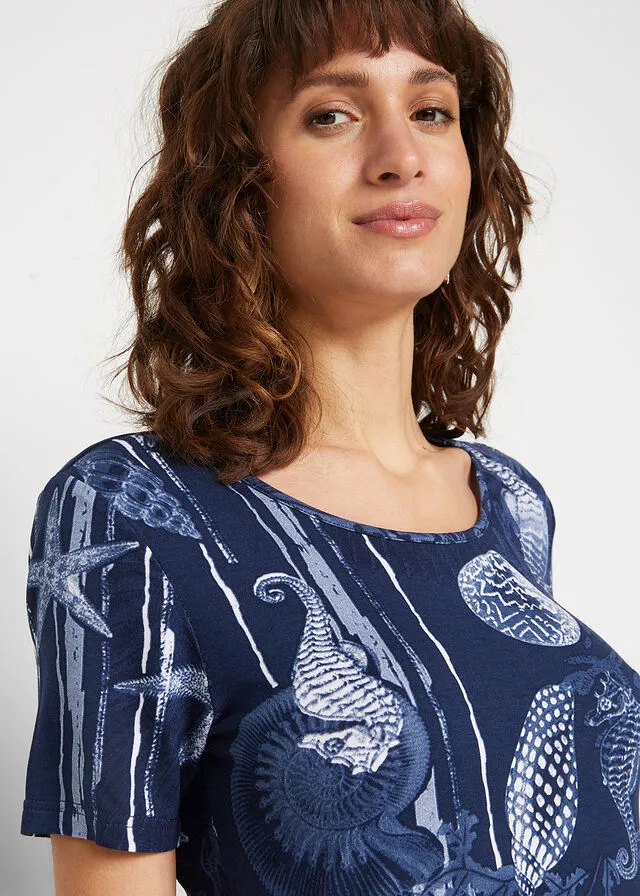 CAMISETA LARGA CON BAJO IRREGULAR AZUL MARINOBLANCO ESTAMPADO