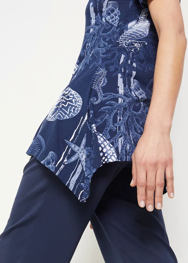 CAMISETA LARGA CON BAJO IRREGULAR AZUL MARINOBLANCO ESTAMPADO