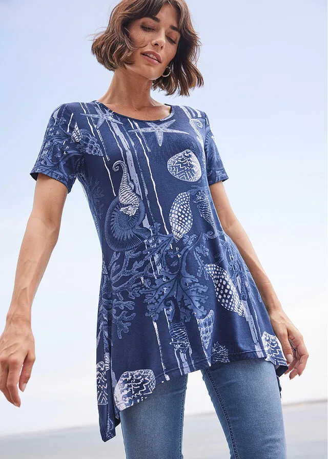 CAMISETA LARGA CON BAJO IRREGULAR AZUL MARINOBLANCO ESTAMPADO