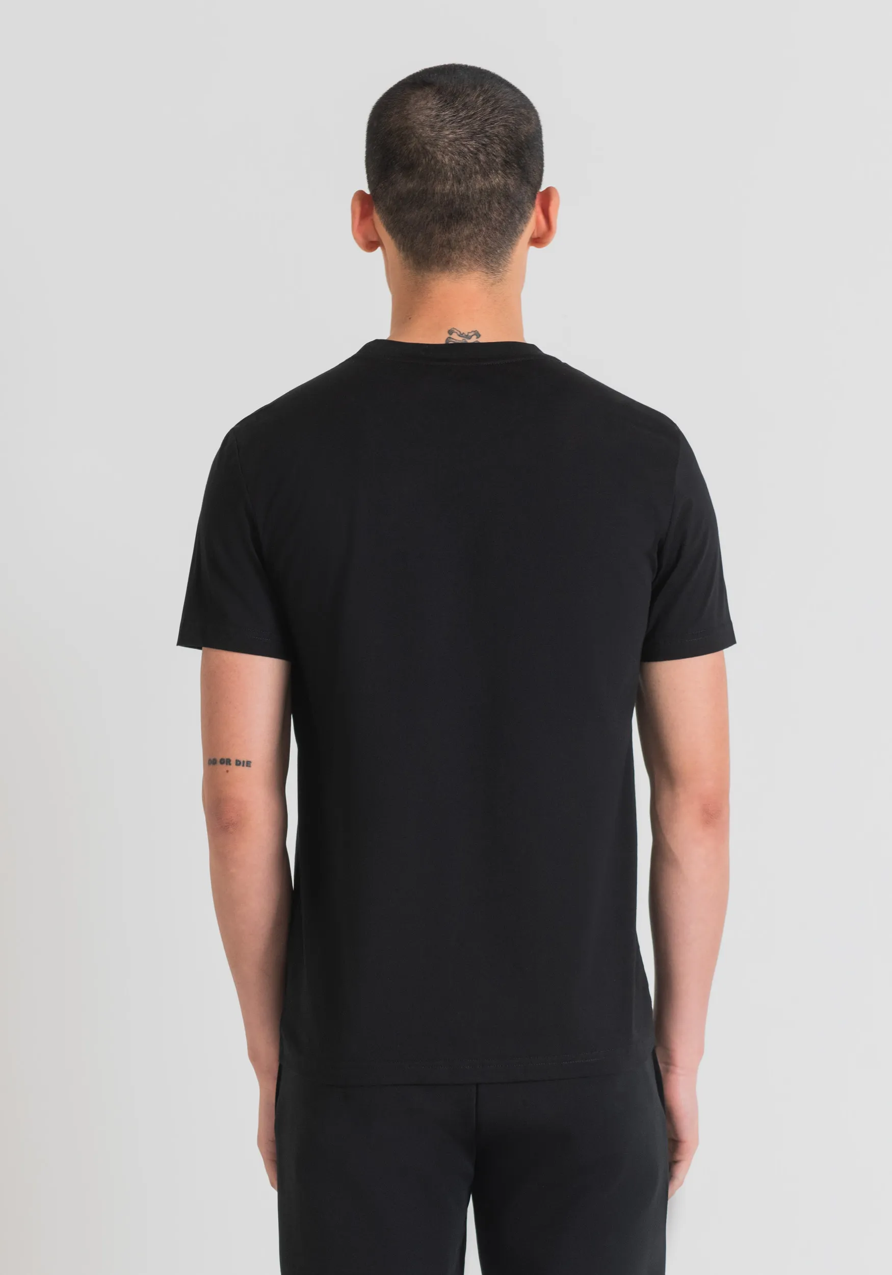 CAMISETA SLIM FIT DE ALGODÓN CON LOGOTIPO ESTAMPADO DE EFECTO ENGOMADO