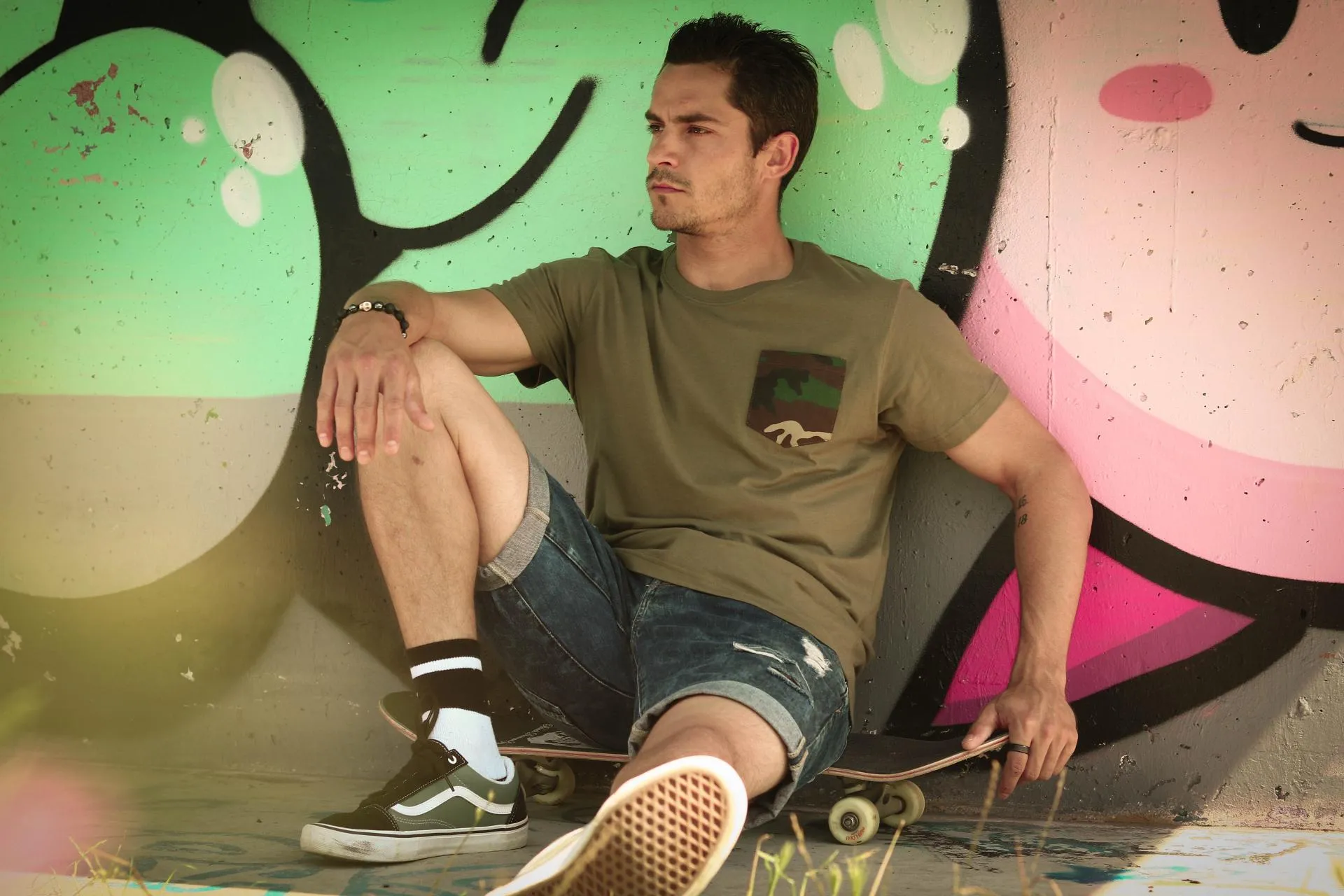 Camiseta unisex bolsillo personalizado color verde militar.
