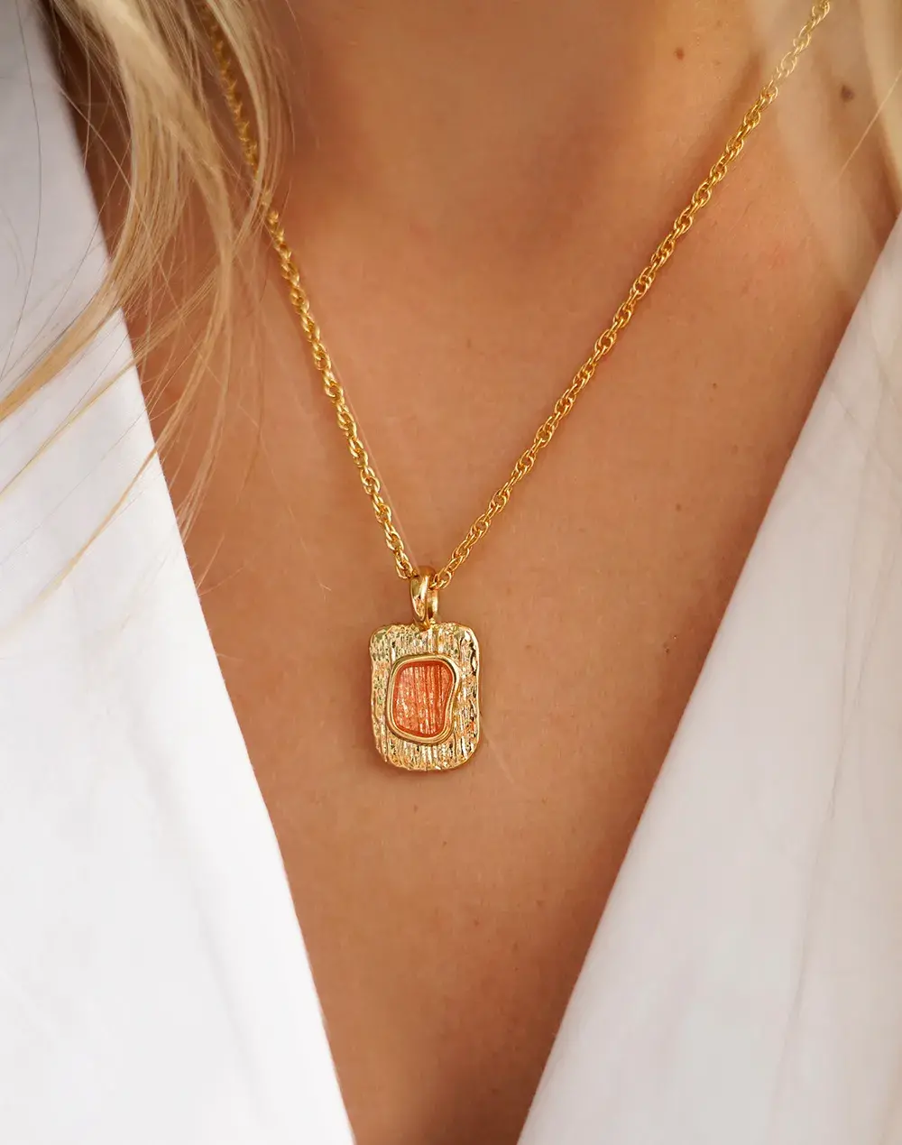 Collar con dije de libertad