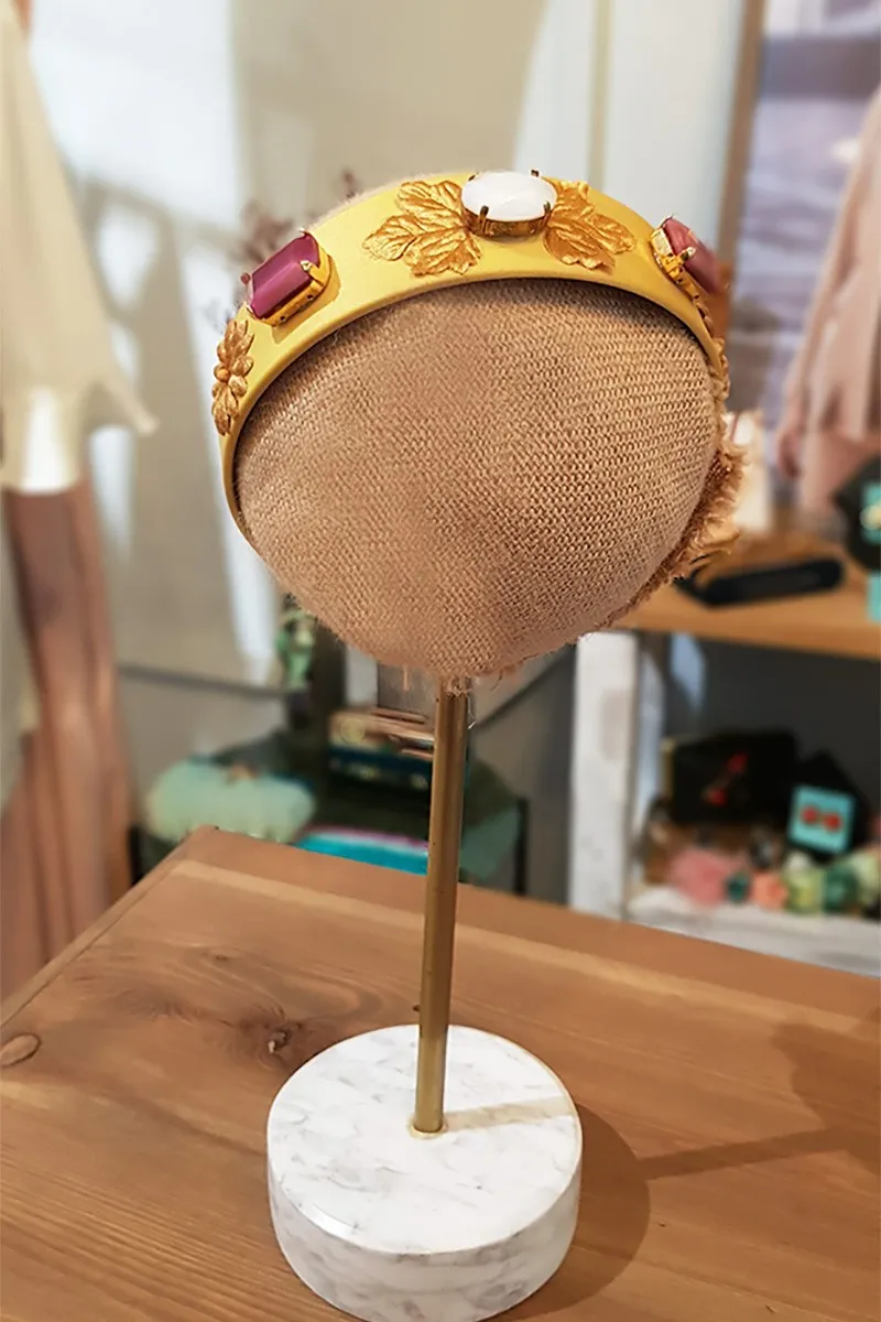 Diadema dorada con hojas y piedras facetadas blancas y frambuesas