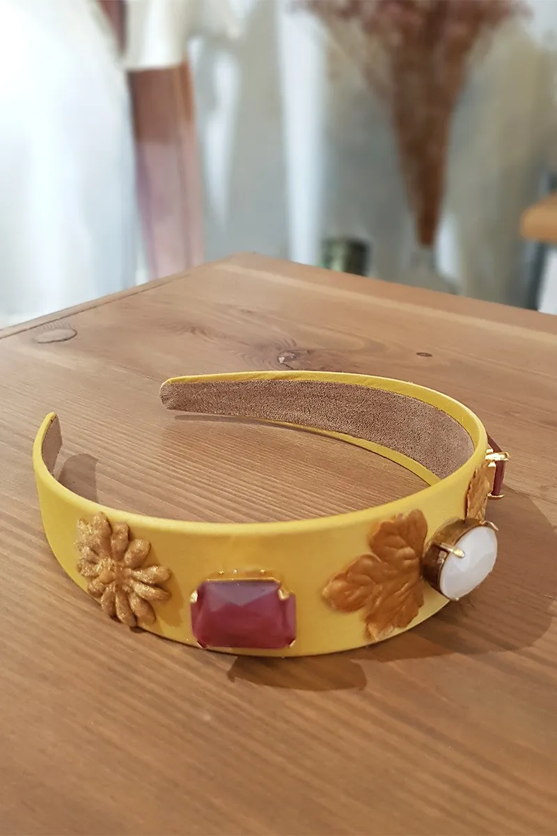 Diadema dorada con hojas y piedras facetadas blancas y frambuesas