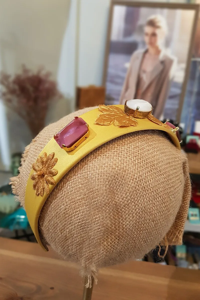 Diadema dorada con hojas y piedras facetadas blancas y frambuesas