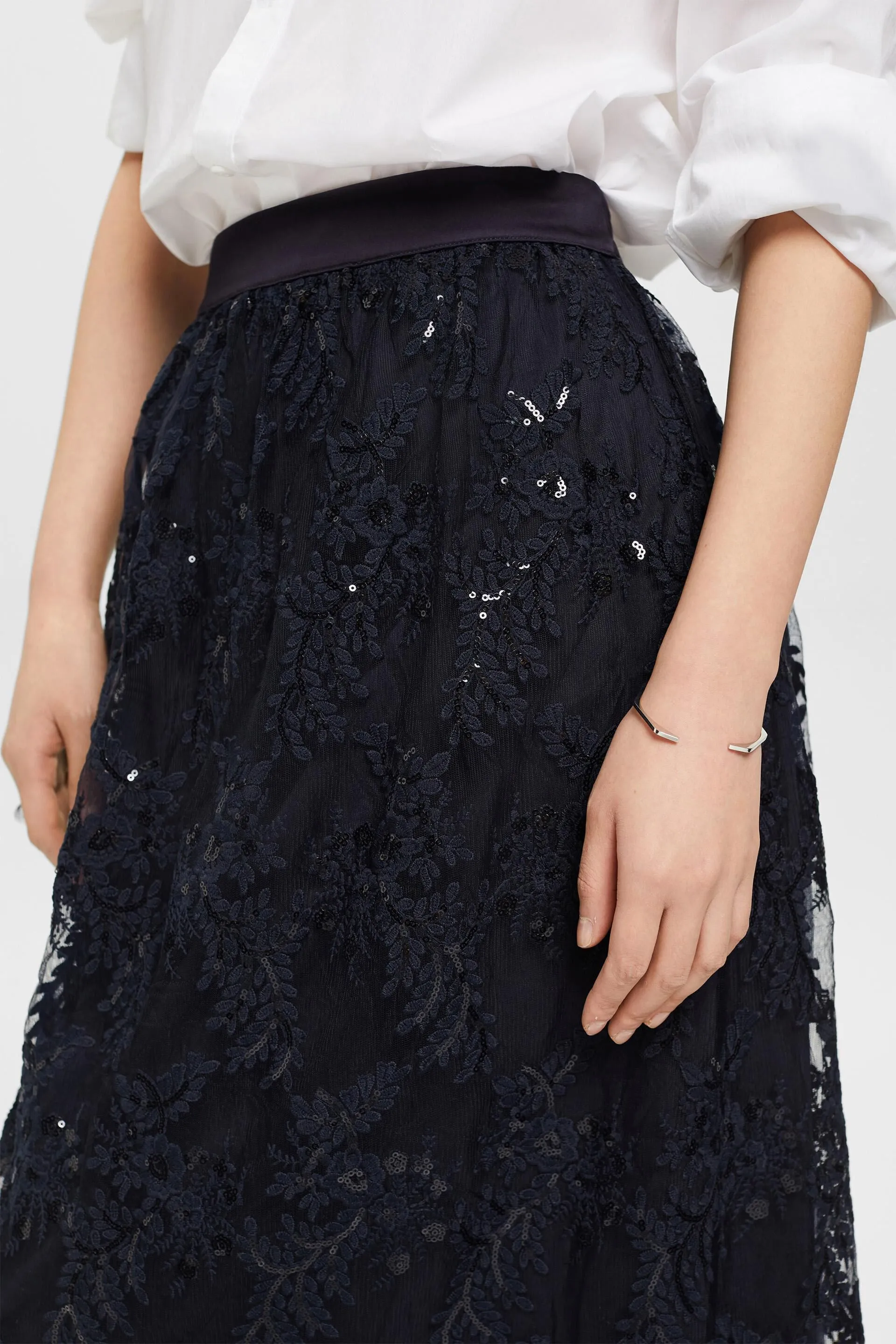 Falda midi con flores bordadas