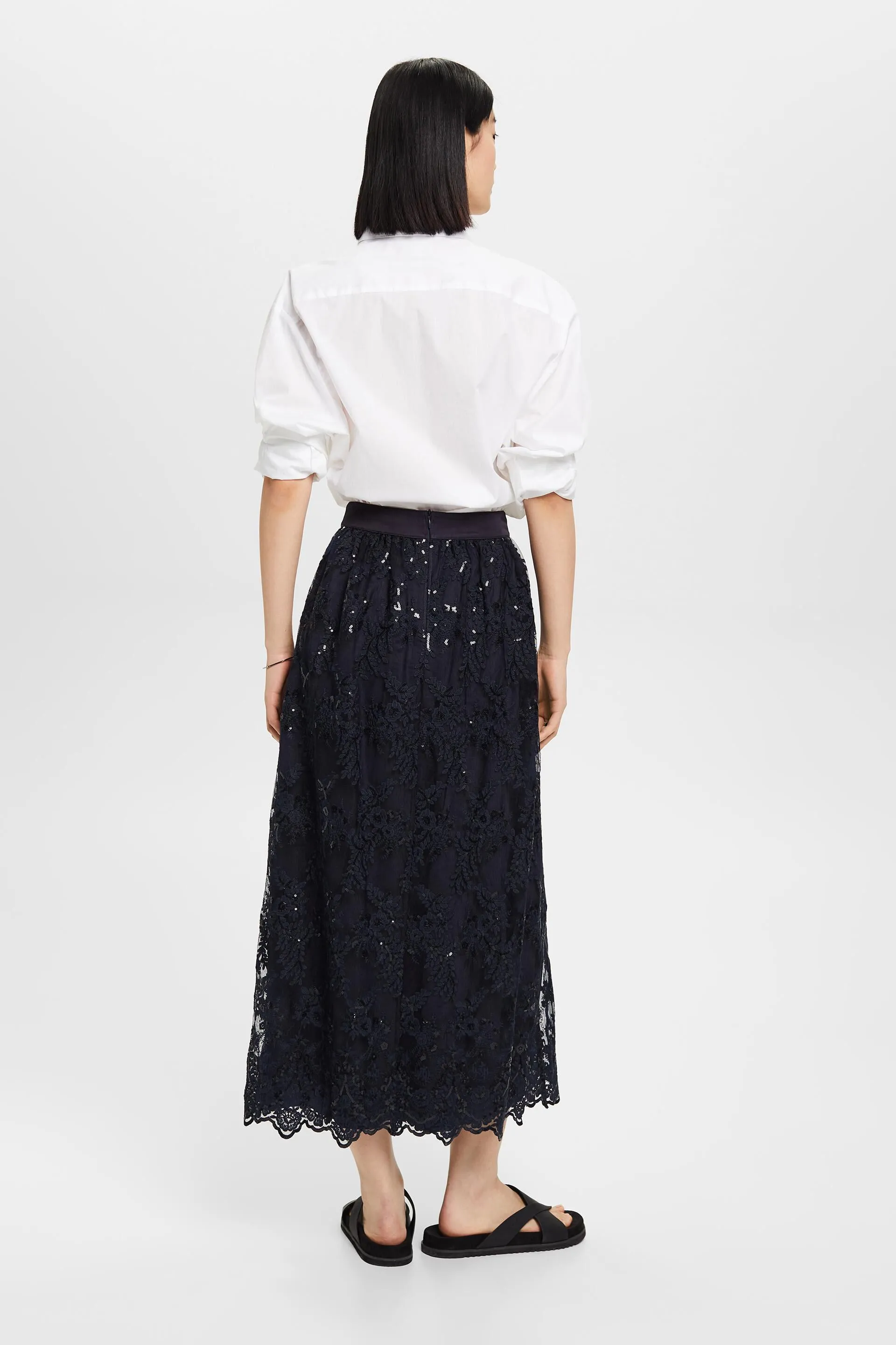 Falda midi con flores bordadas