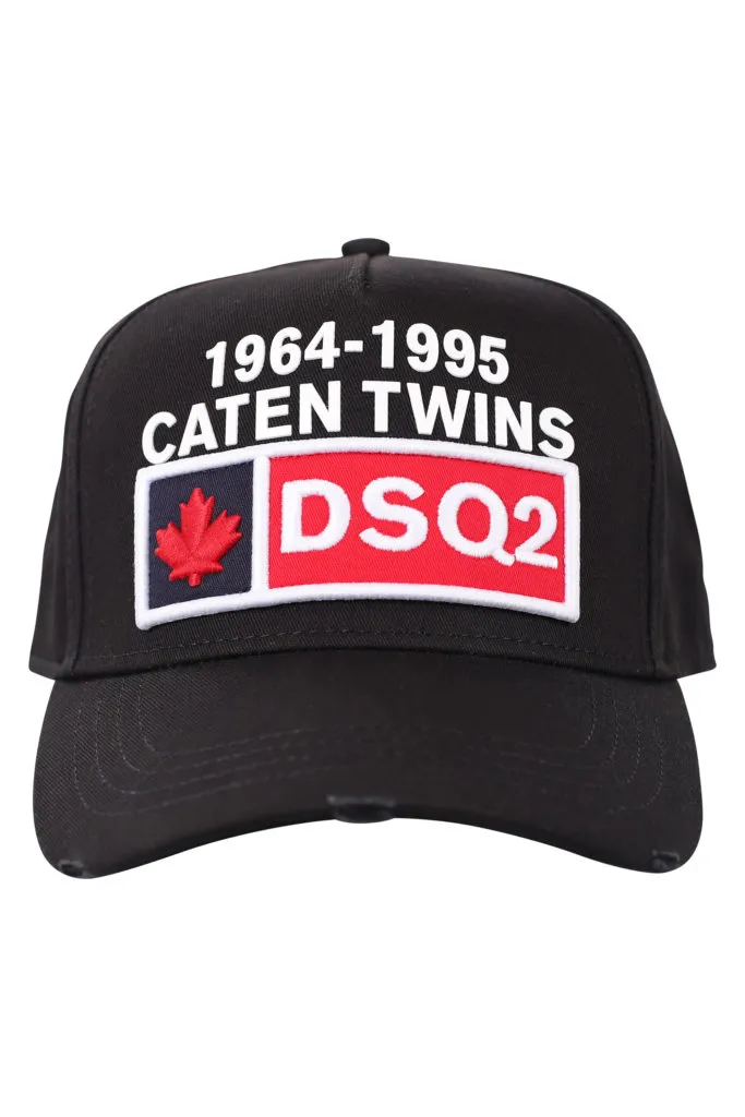 Gorra negra con logo en cuadro rojo