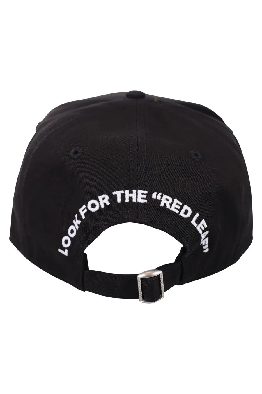 Gorra negra con logo en cuadro rojo