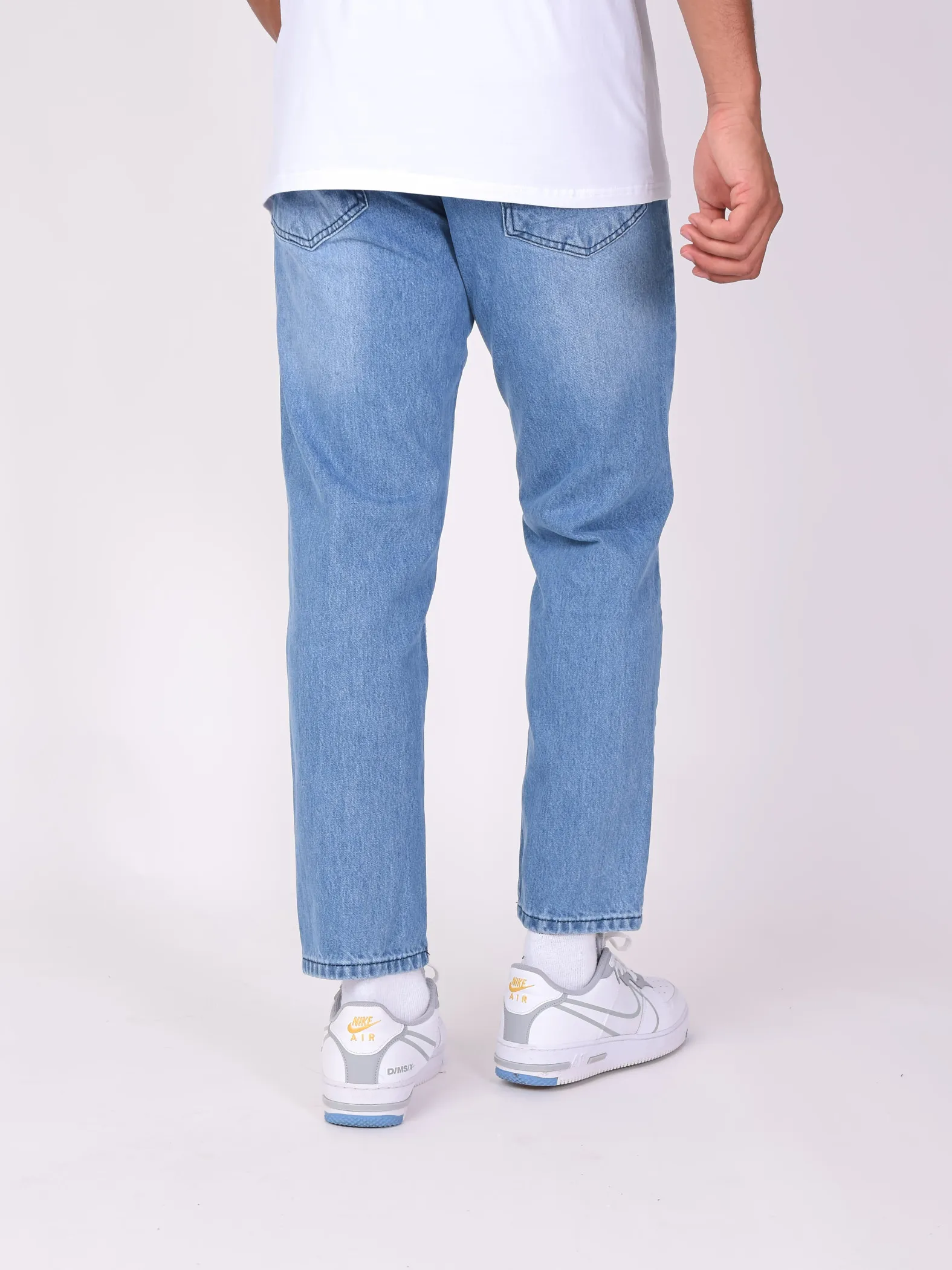 Jeans relajados con agujeros