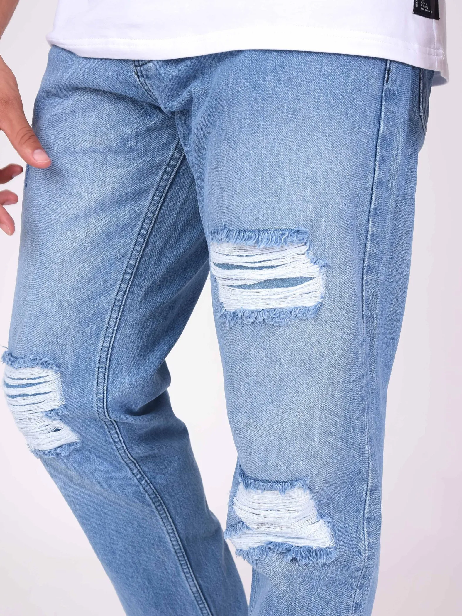 Jeans relajados con agujeros