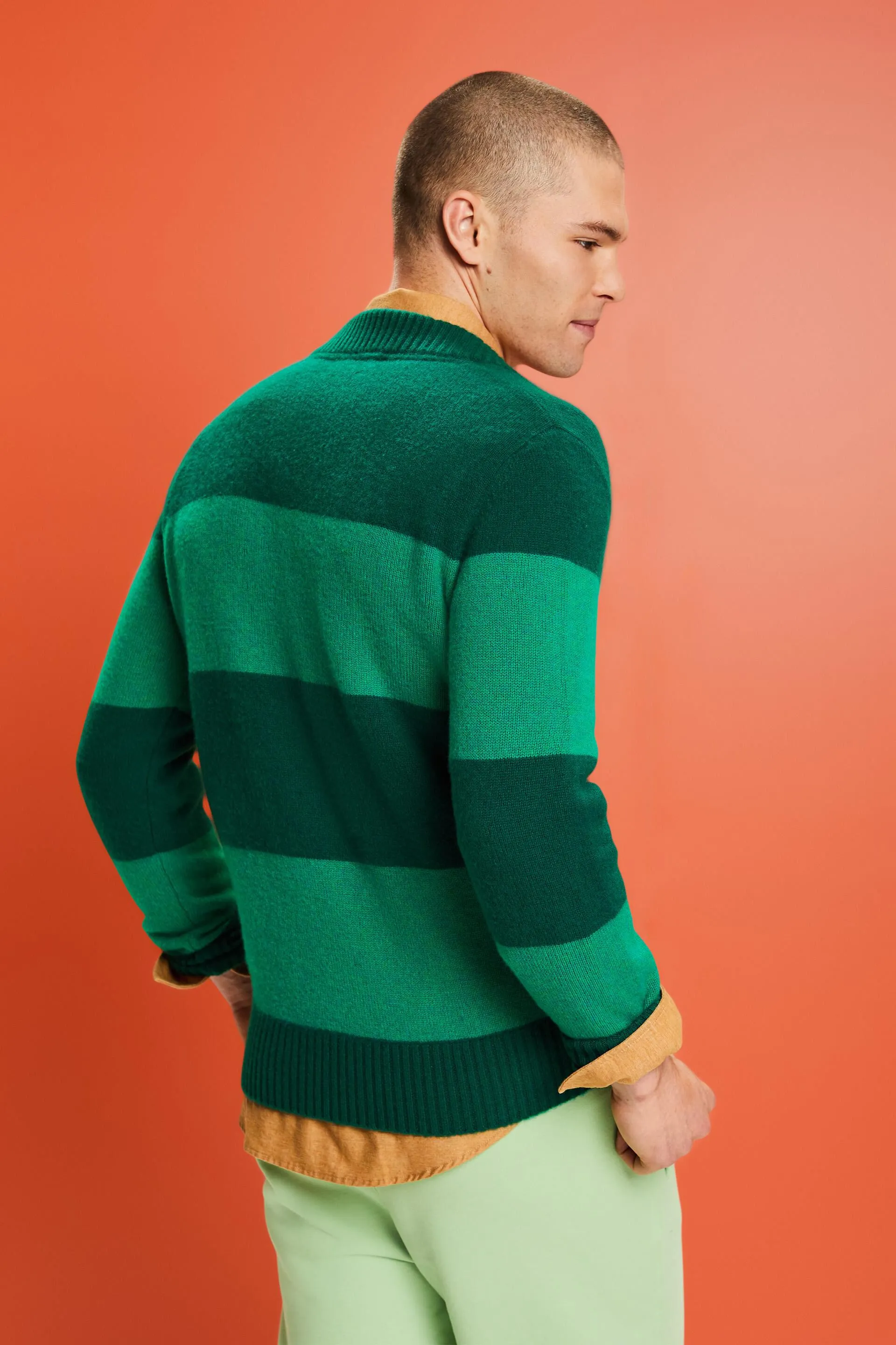 Jersey de cachemir a rayas con cuello en pico estilo rugby
