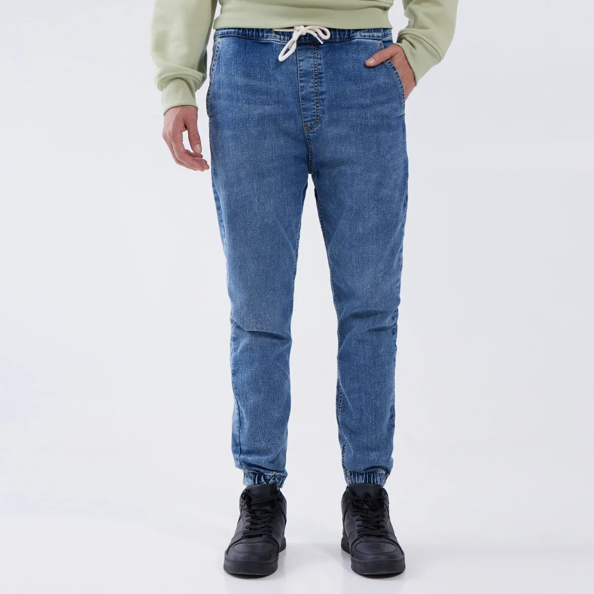 Jogger En Denim Con Desgastes