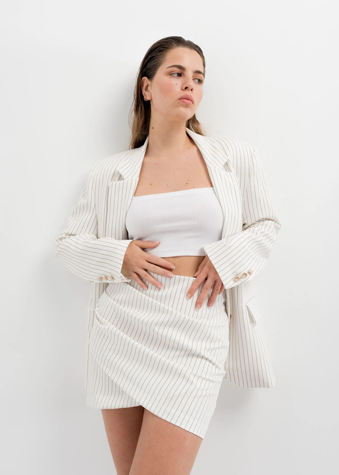 Minifalda estilo cruzada con raya diplomatica color crudo mujer