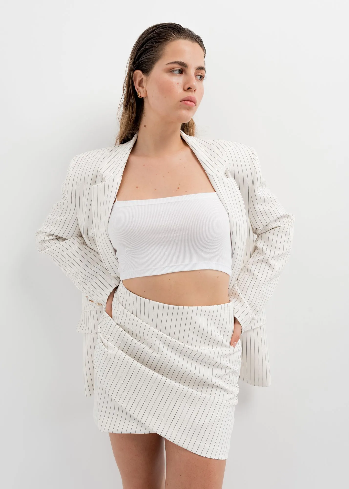 Minifalda estilo cruzada con raya diplomatica color crudo mujer