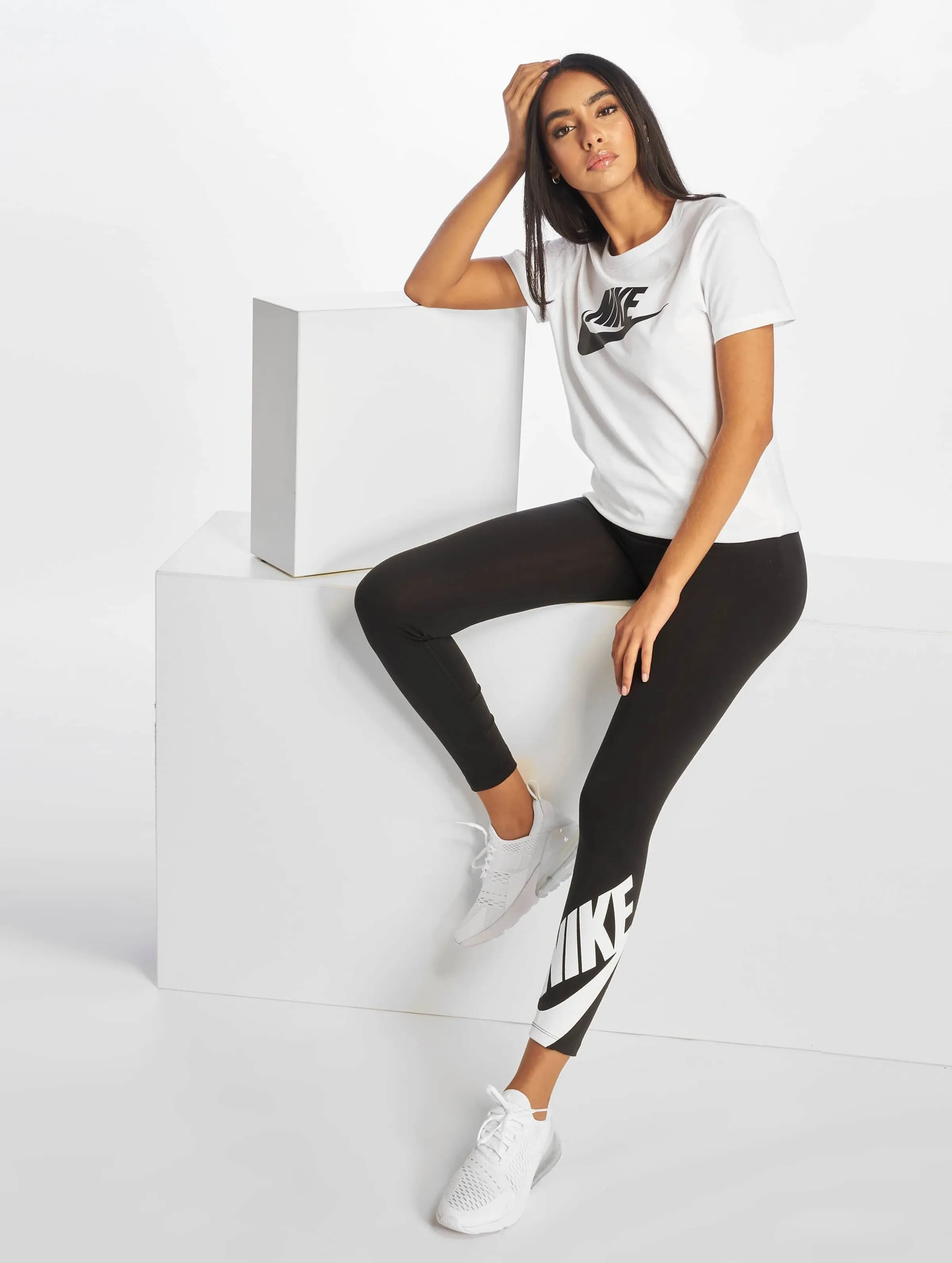 Nike Essential Icon Futura